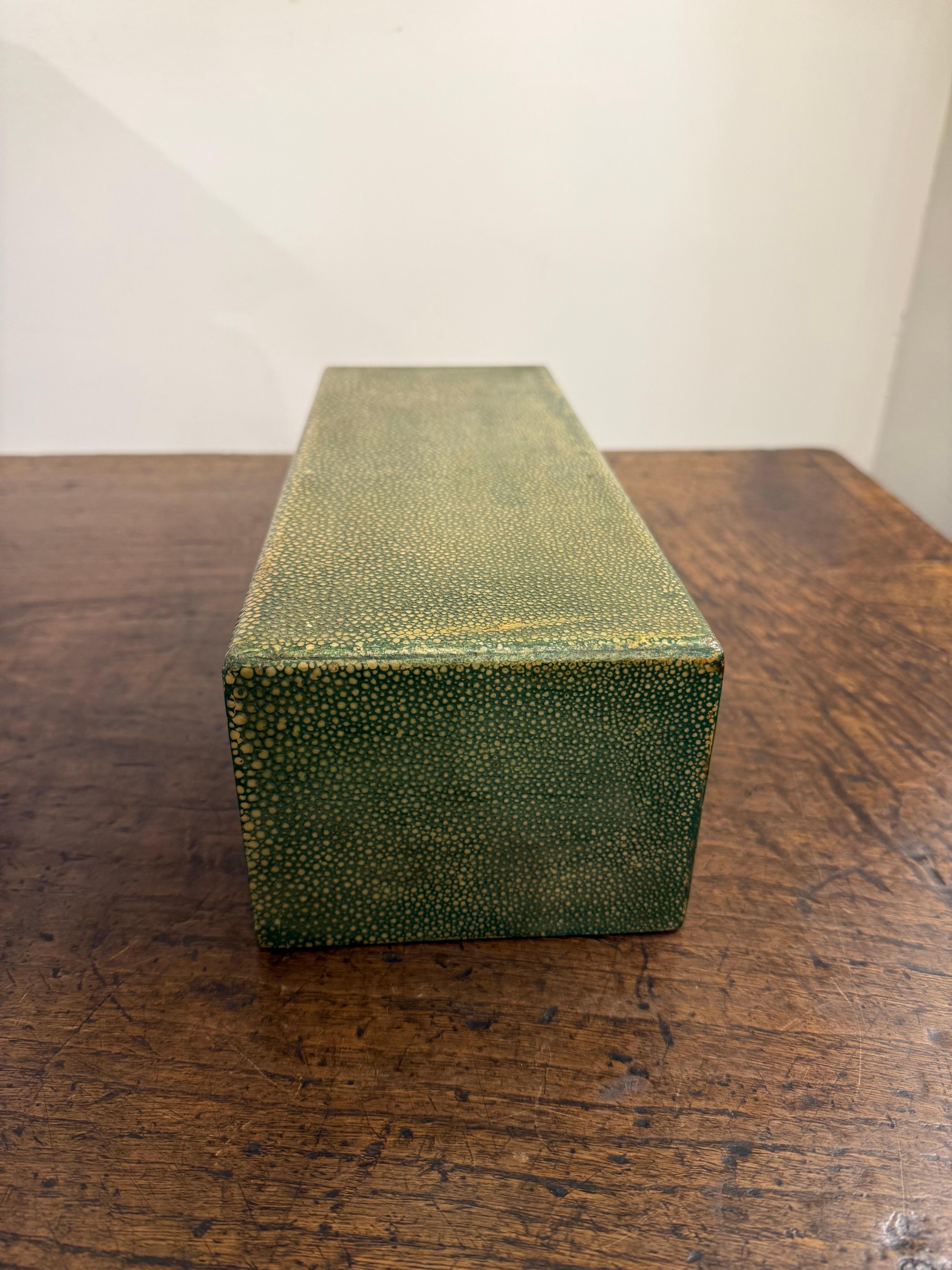 Scatola con coperchio in zigrino d'epoca, 20° secolo in vendita 3