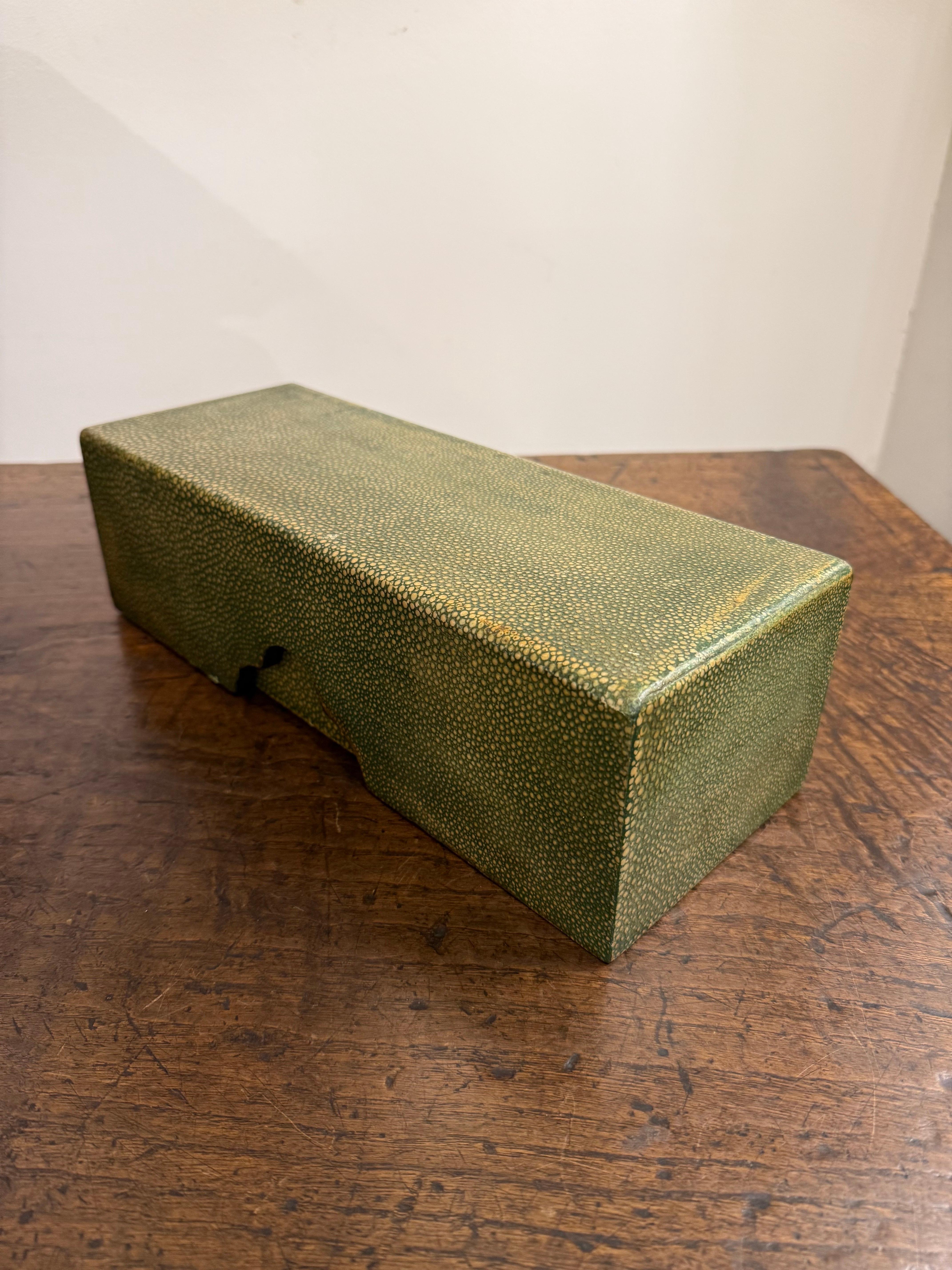 Scatola con coperchio in zigrino d'epoca, 20° secolo in vendita 4