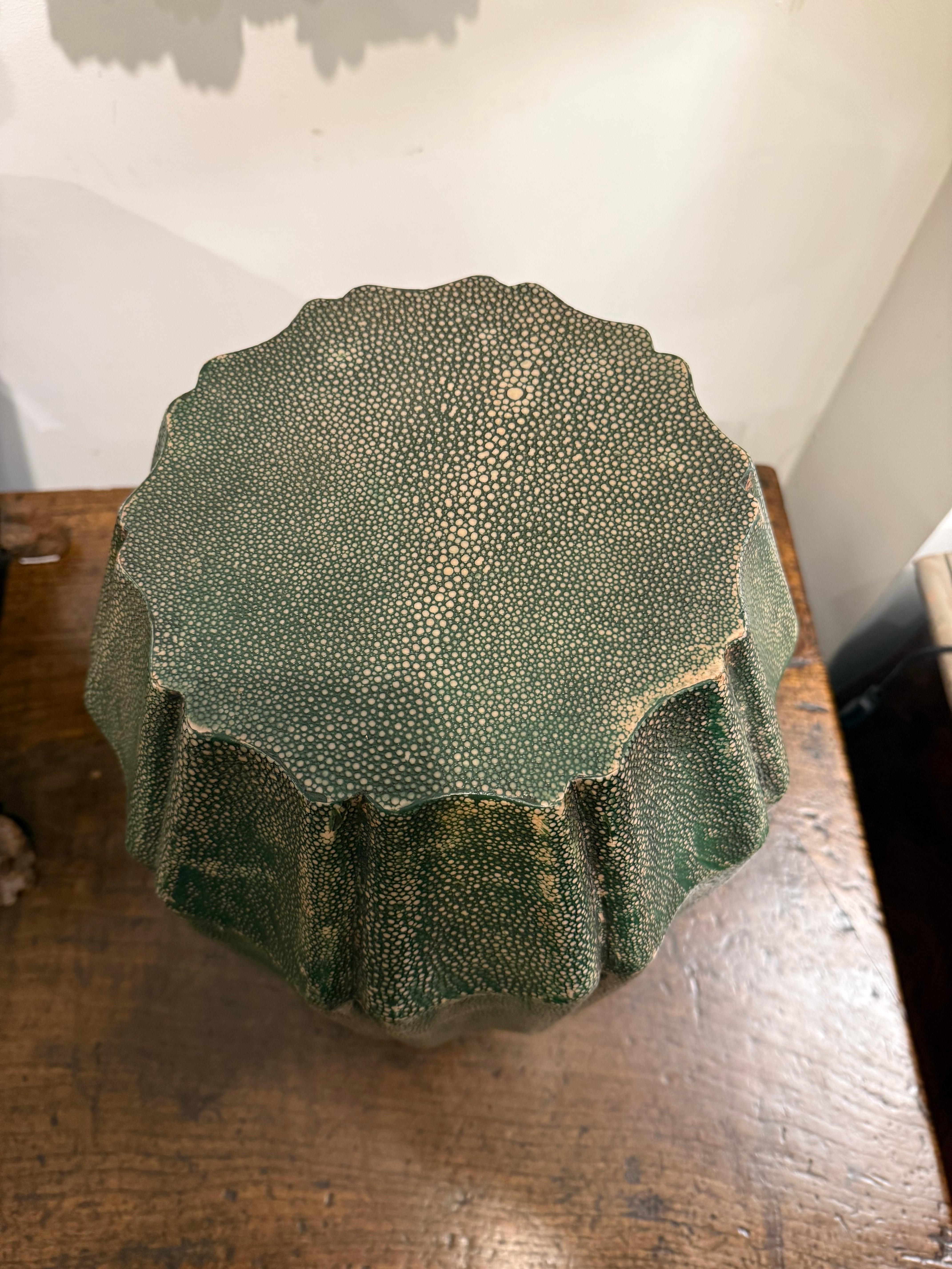 Sgabello vintage in zigrino, 20° secolo

Provenienza: Collezione privata australiana.

Dimensioni:
Altezza: 46 cm.
Diametro: 33 cm.