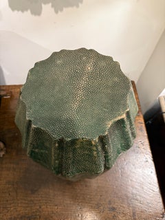 Sgabello vintage in pelle di squalo, base in legno, XX secolo, collezione australiana