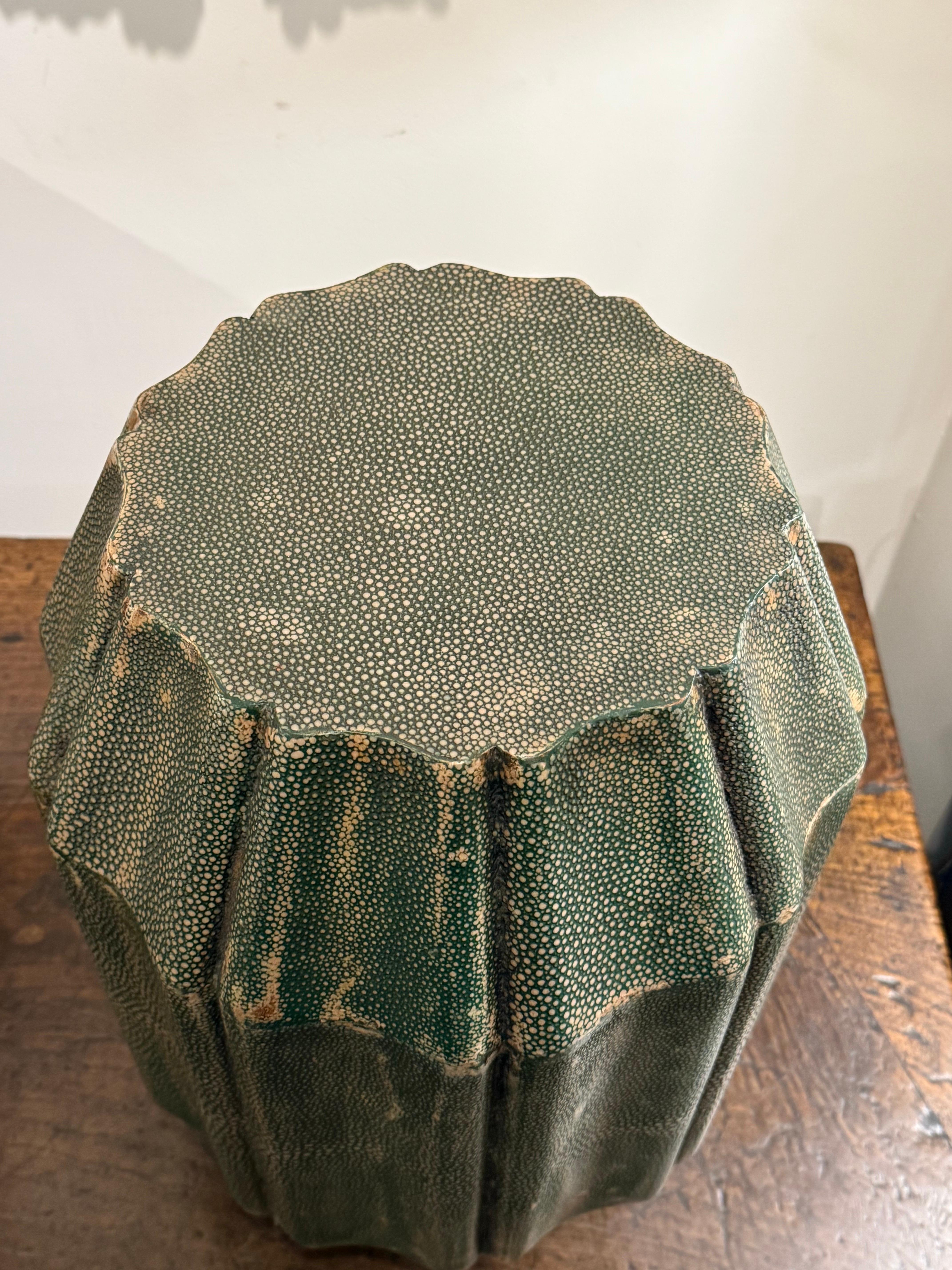 Tabouret vintage en galuchat, 20e siècle

Provenance : Collection privée australienne.

Dimensions :
Hauteur : 46,5 cm.
Diamètre : 33 cm.