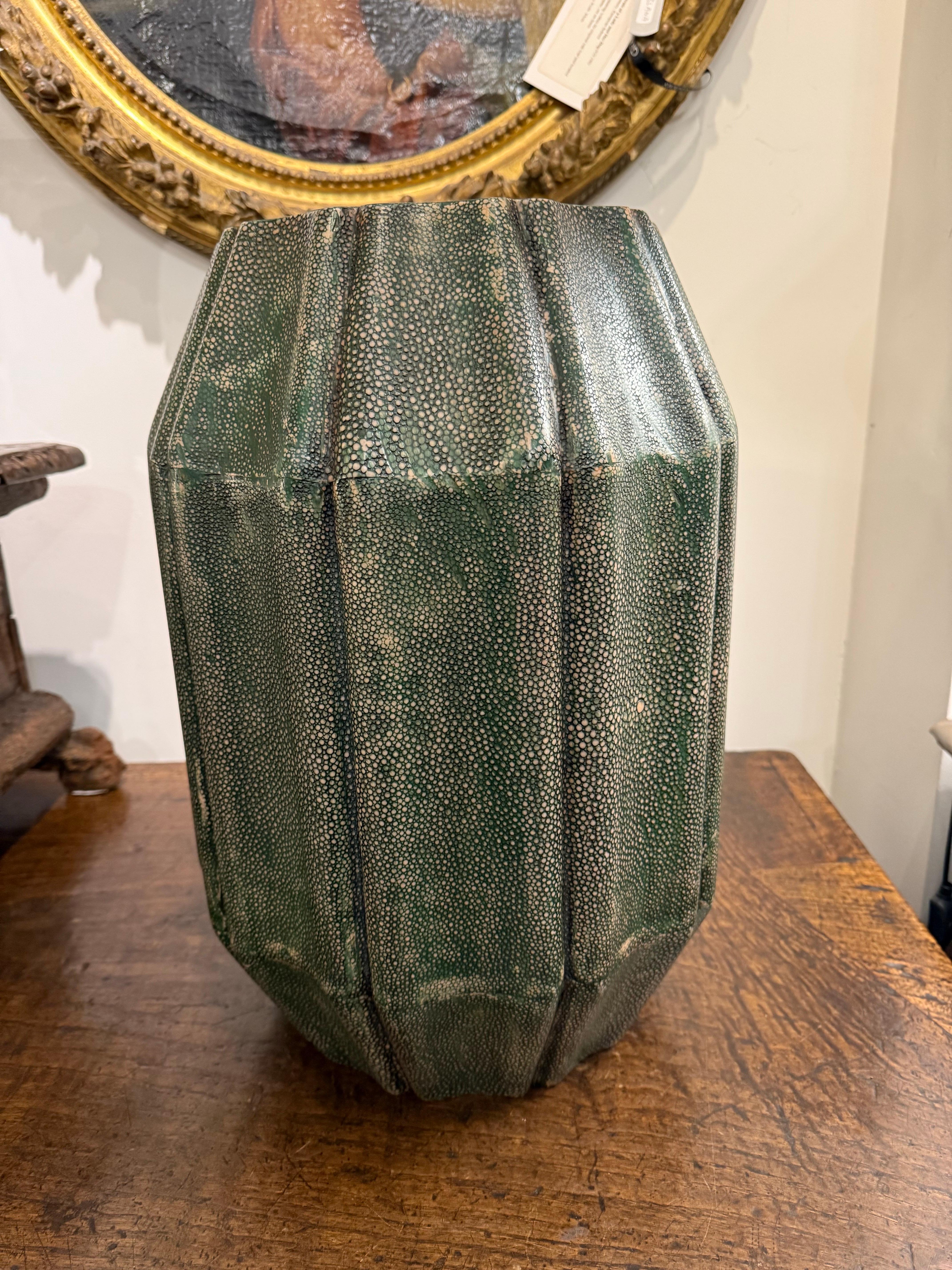 Legno Sgabello vintage in zigrino, 20° secolo in vendita