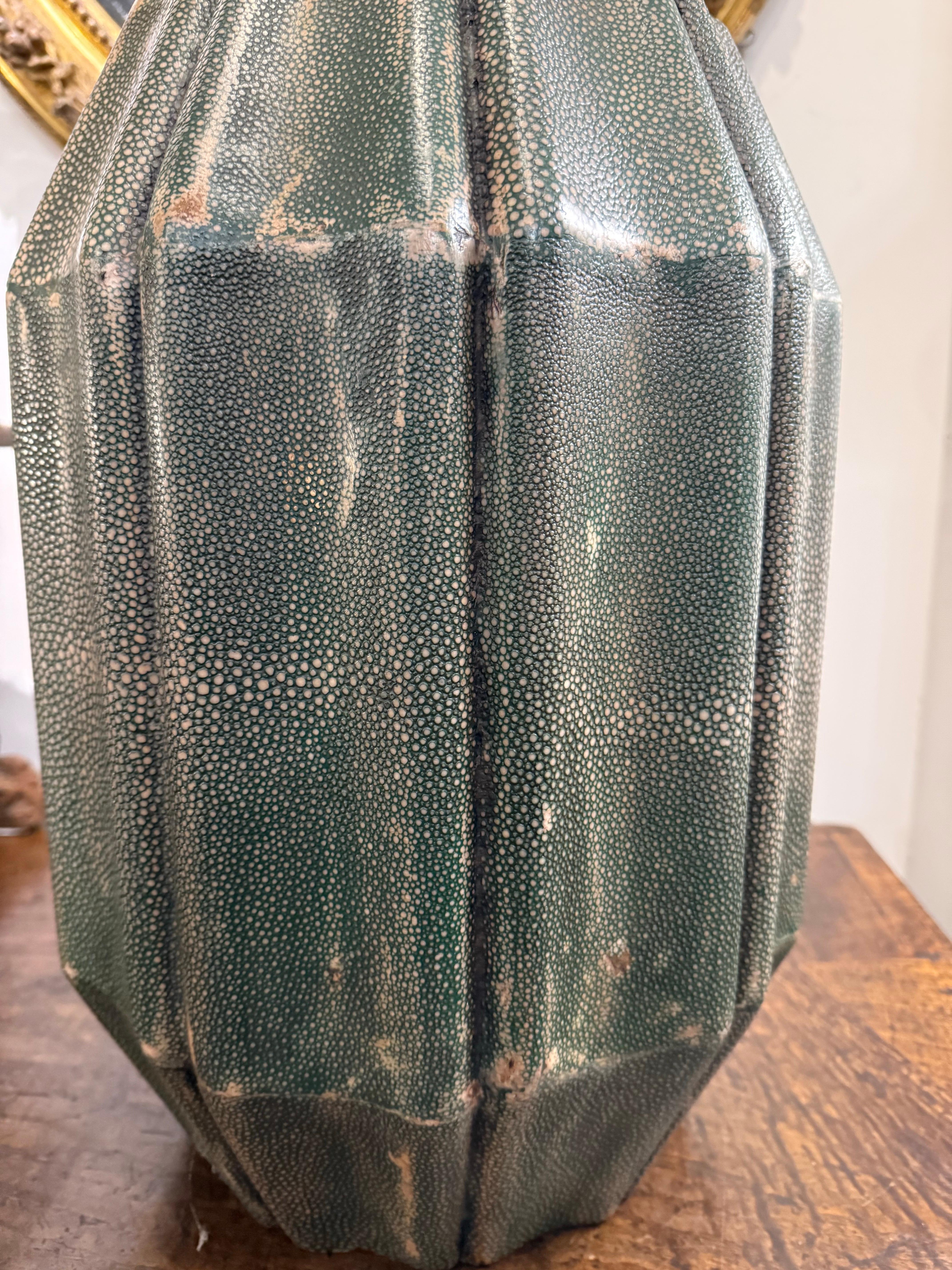 Bois Tabouret vintage en galuchat, 20e siècle en vente