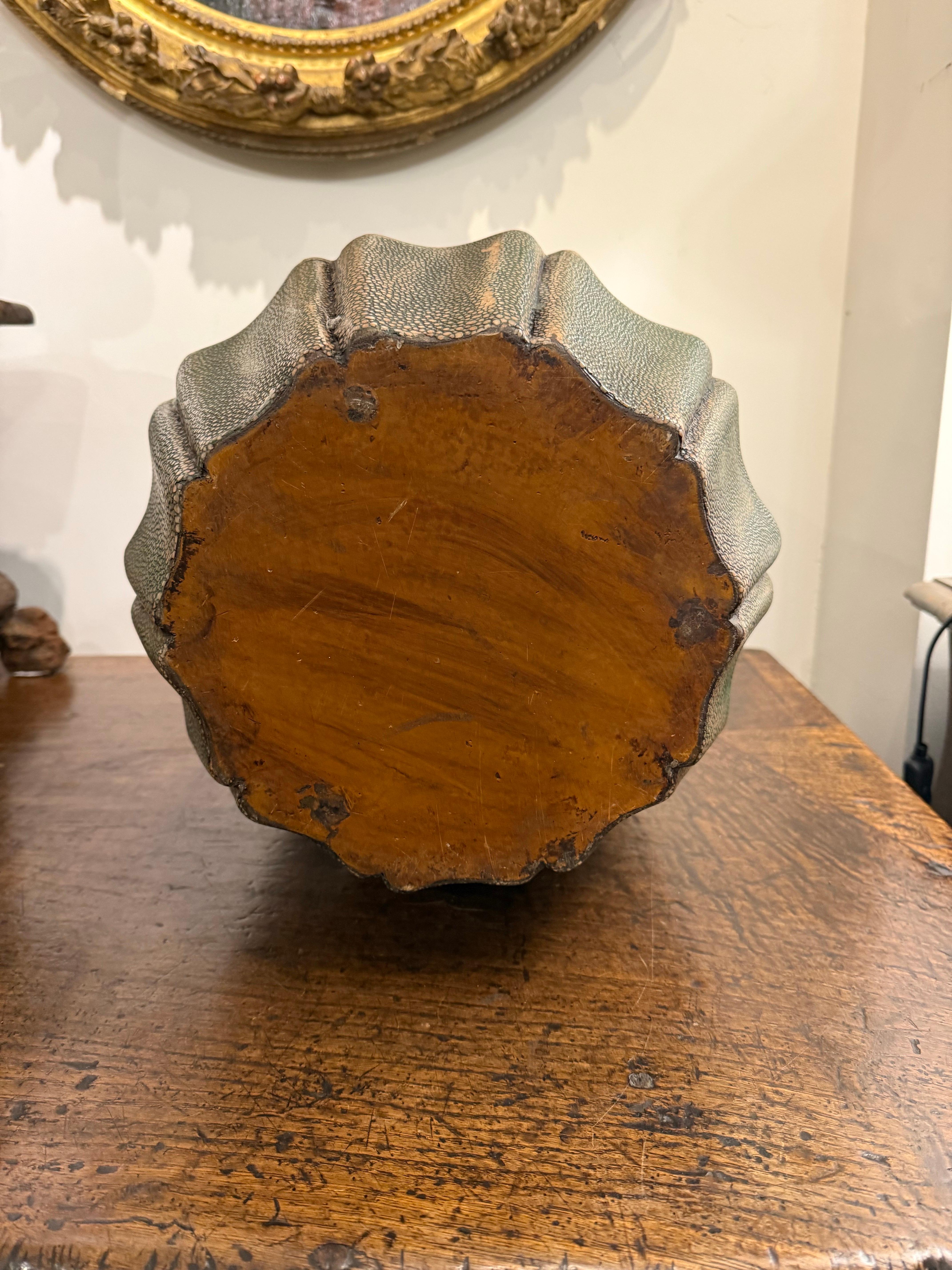 Tabouret vintage en galuchat, 20e siècle en vente 2