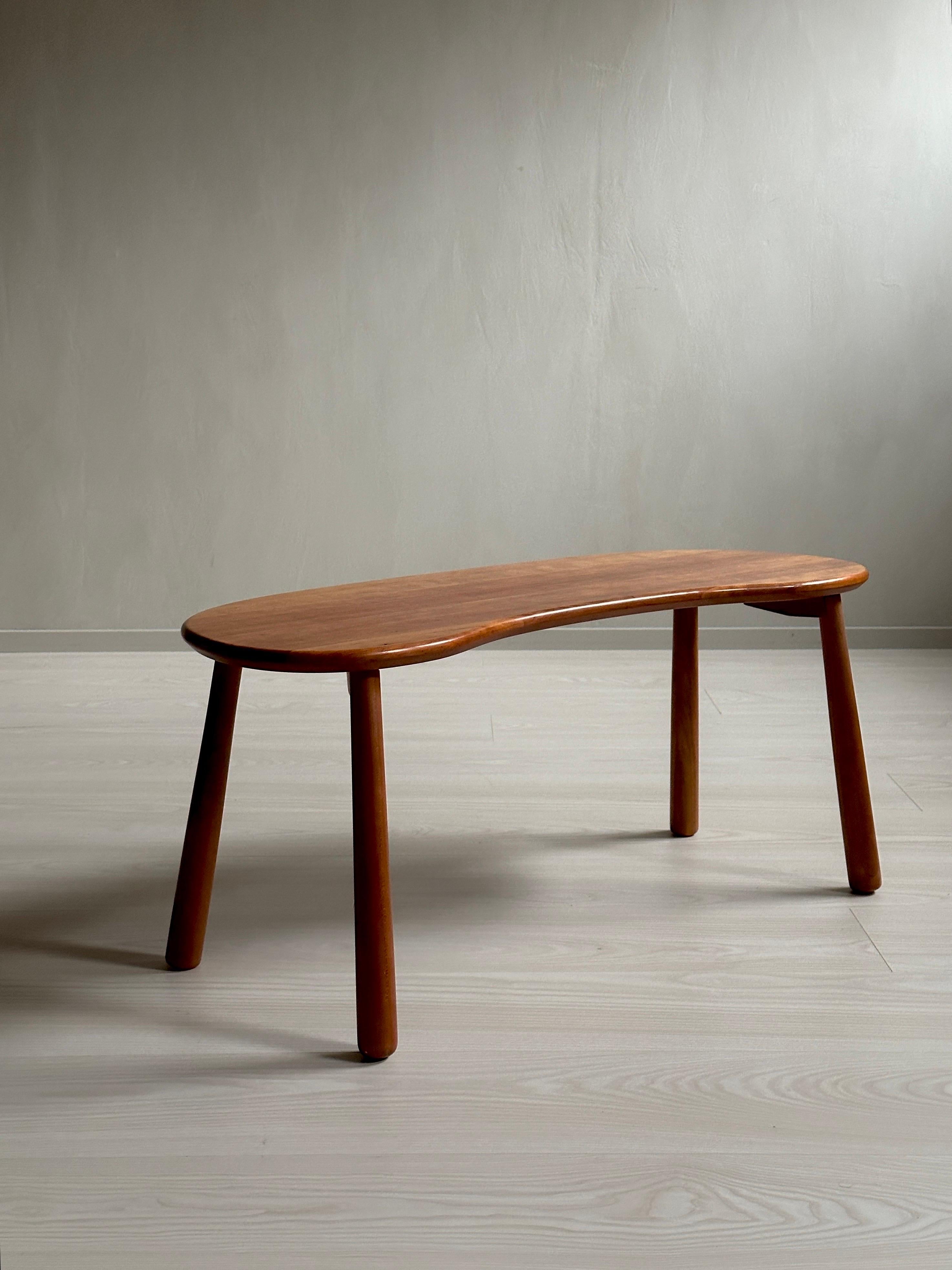 Magnifique table d'appoint ou tabouret du designer suédois Josef Frank pour Svenskt Tenn, c.C. années 1970. Ce beau meuble est entièrement fabriqué en acajou massif, ce qui le rend assez exclusif. Les brûlures sont marquées en dessous du nom du