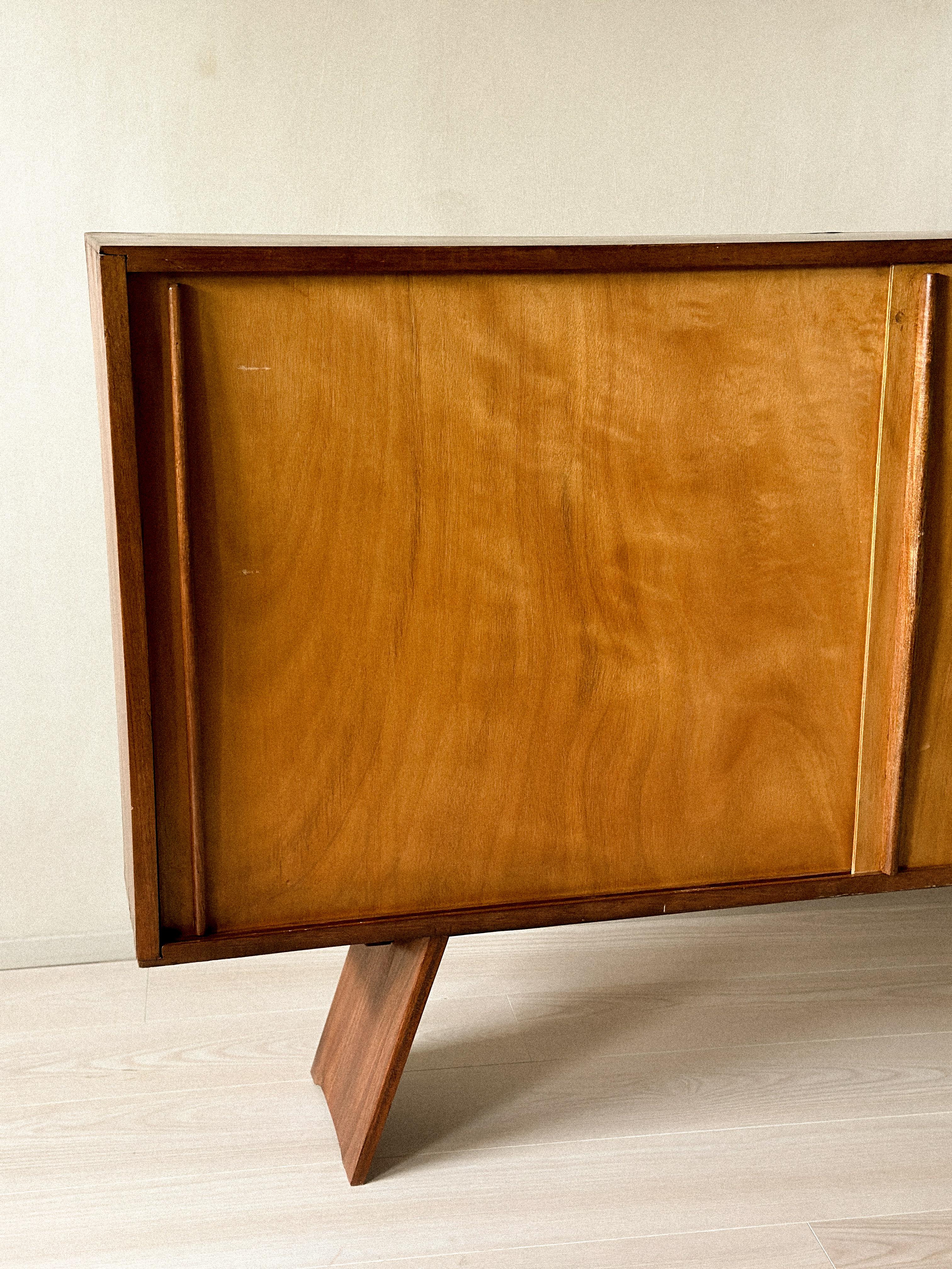 A Vintage Sideboard in style of Charlotte Perriand, France, c. 1950s In condizioni buone in vendita a Hønefoss, 30