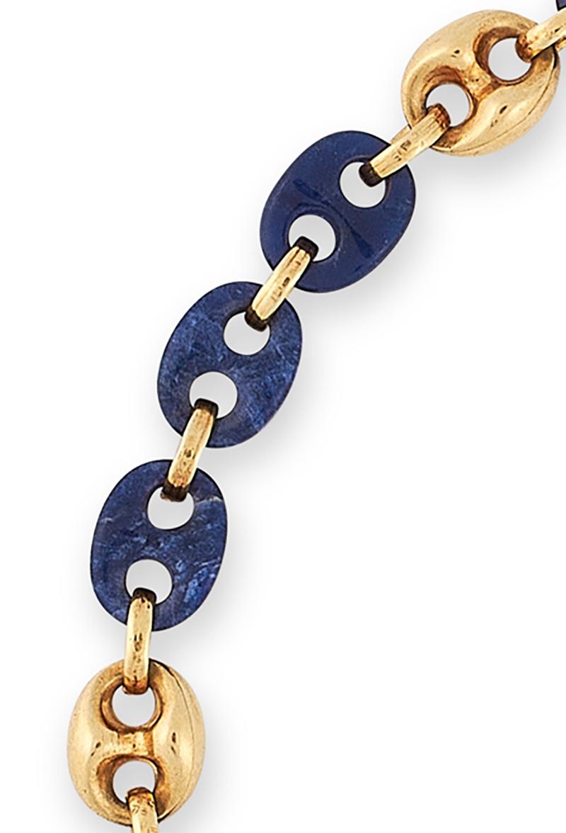 This fashionable vintage necklace is comprised of a single row of alternating gold and carved sodalite mariner links, in high carat yellow gold.

Length: 43.0cm 

Weight: 45.3g.
