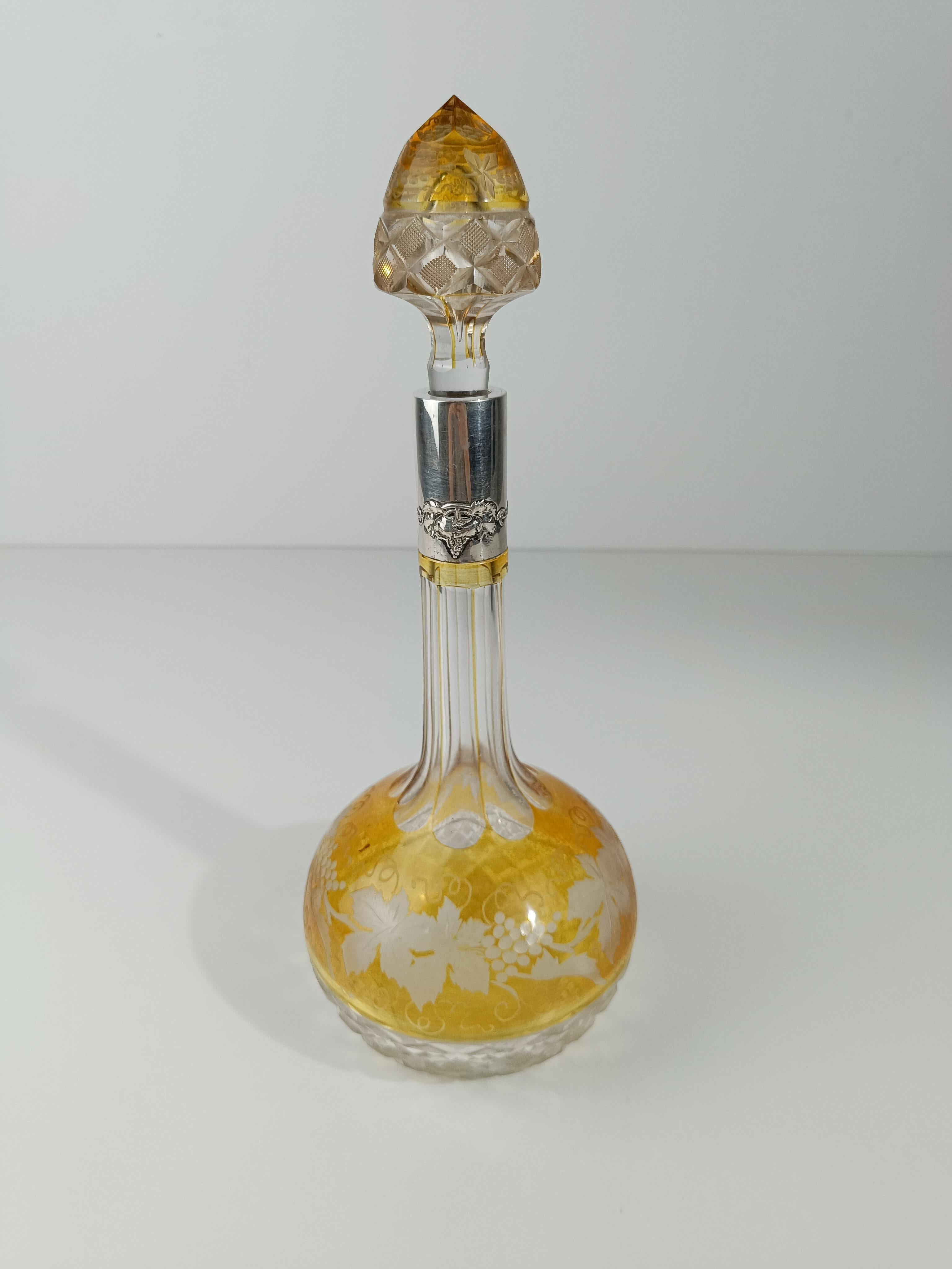 Bottiglia di decanter per liquori d'epoca in cristallo colorato e argento goffrato in vendita 1