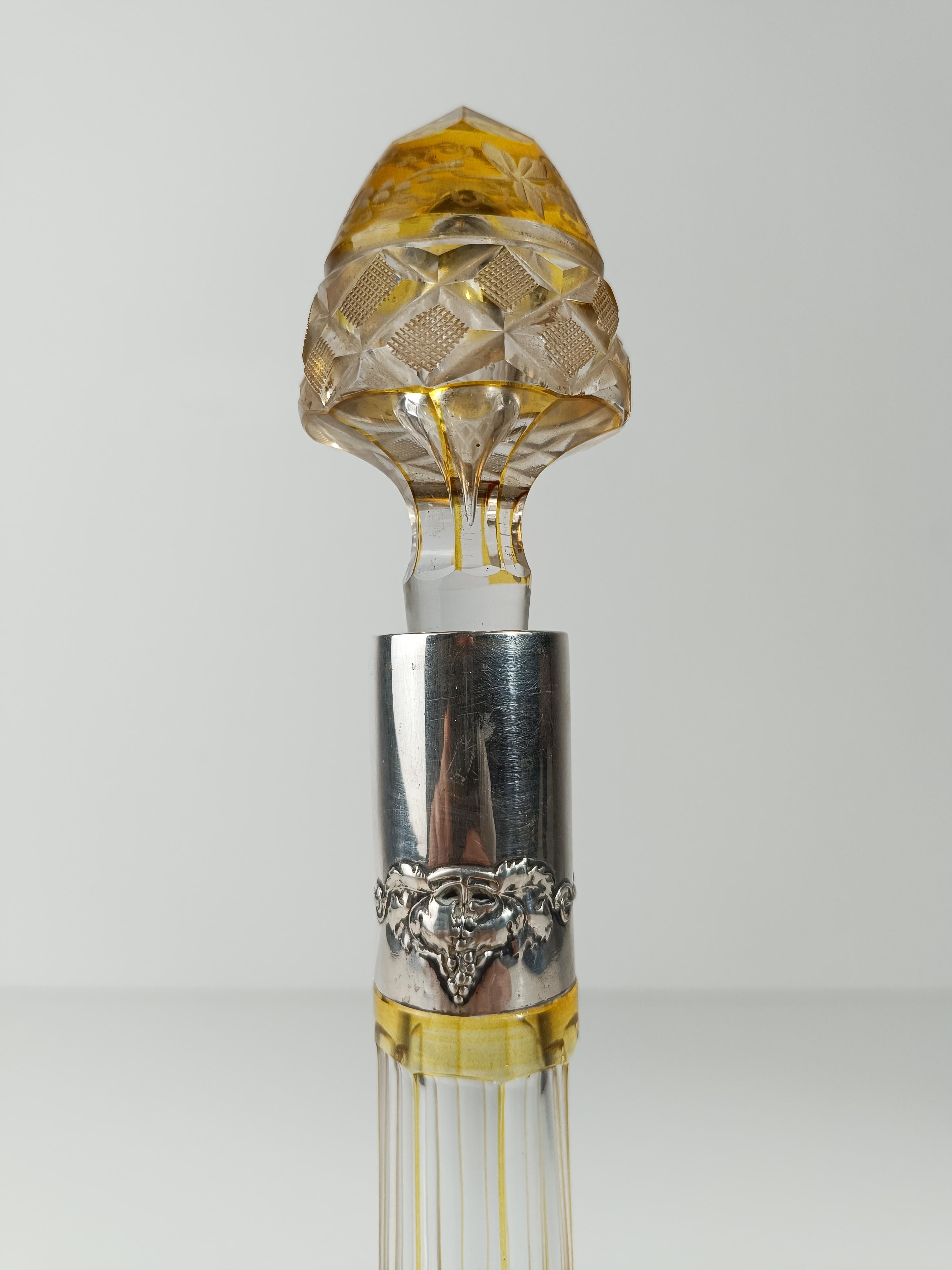 Bottiglia di decanter per liquori d'epoca in cristallo colorato e argento goffrato in vendita 2