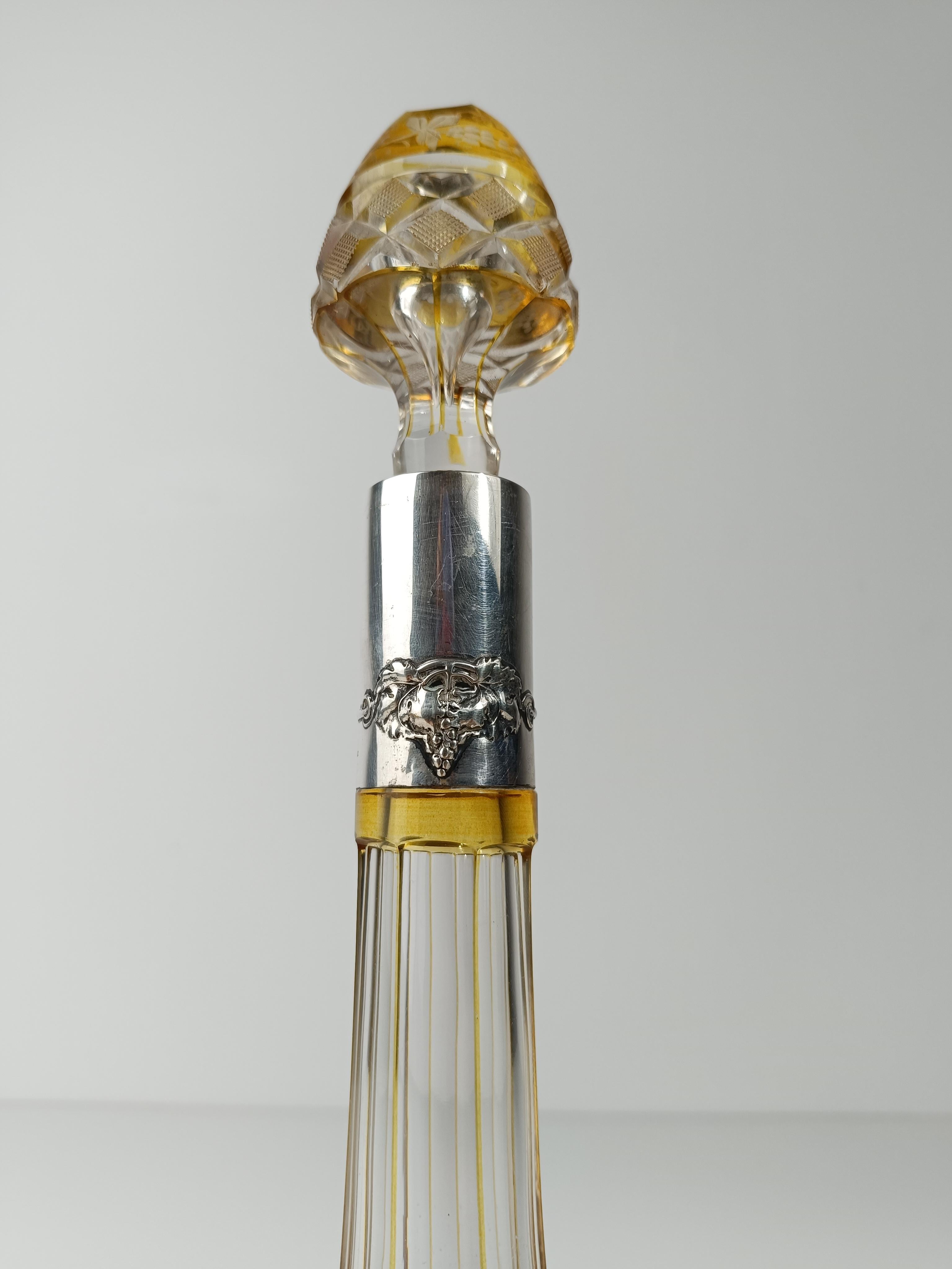 Bottiglia di decanter per liquori d'epoca in cristallo colorato e argento goffrato in vendita 3