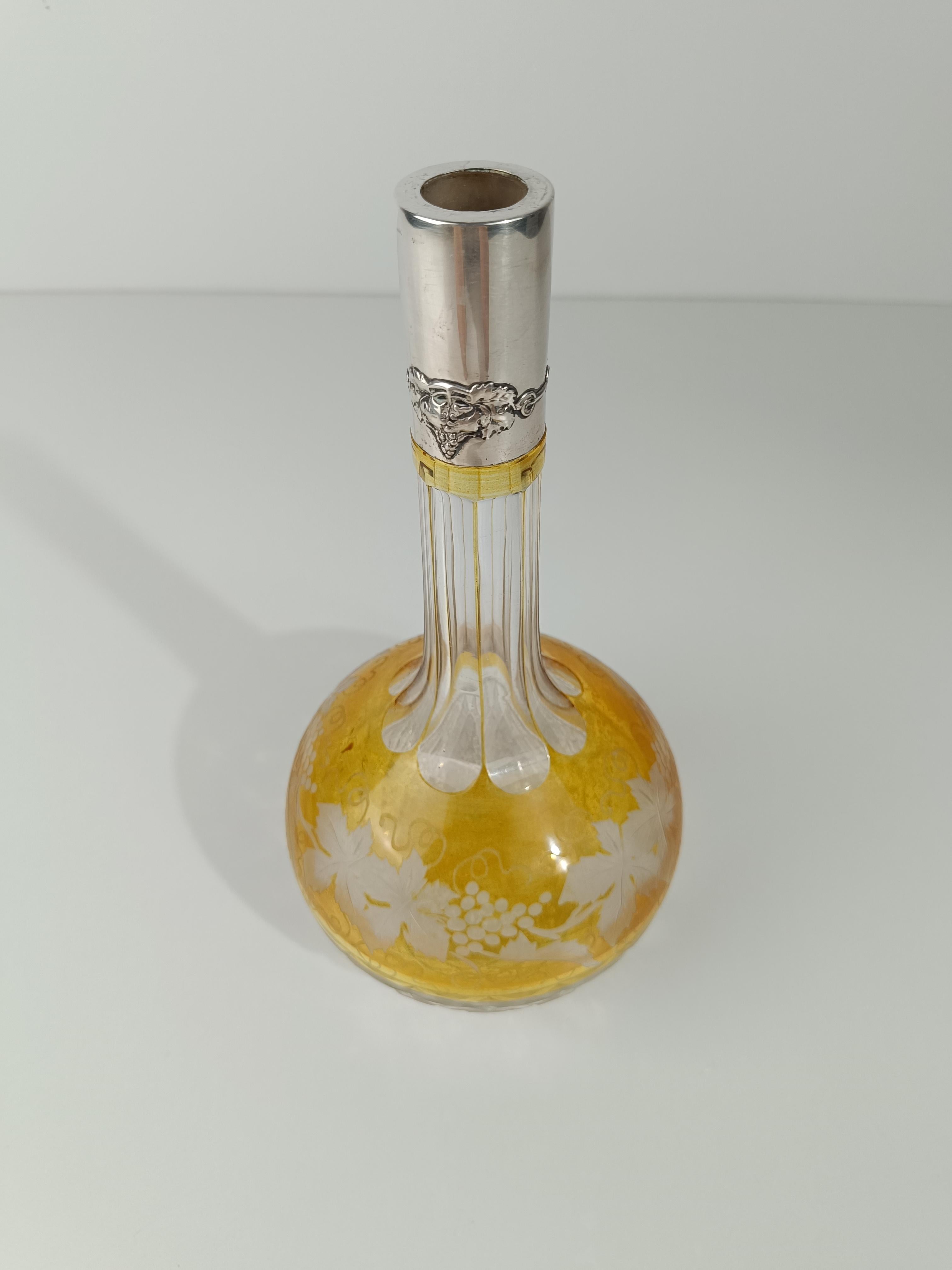 Bottiglia di decanter per liquori d'epoca in cristallo colorato e argento goffrato in vendita 4