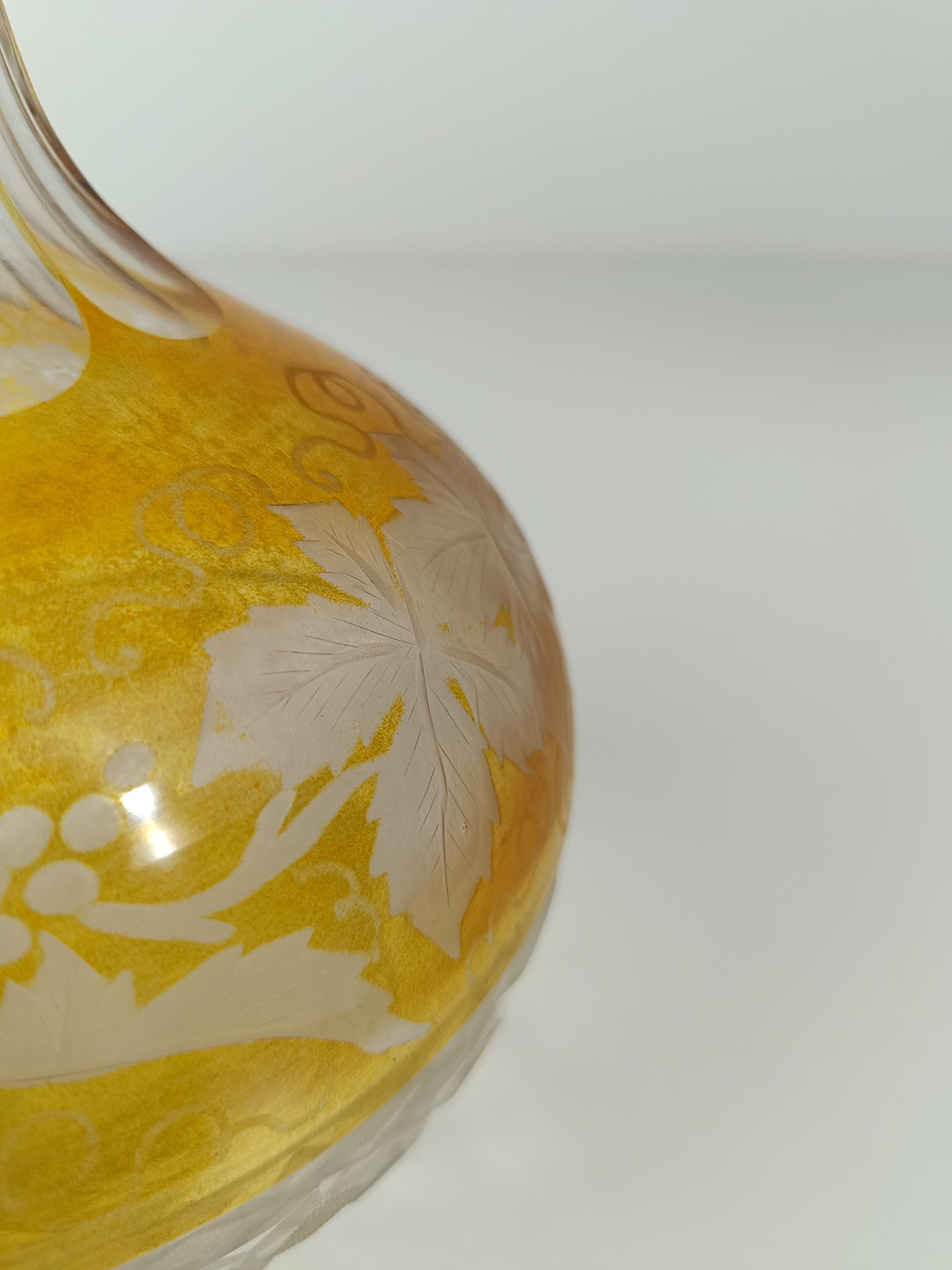 Bottiglia di decanter per liquori d'epoca in cristallo colorato e argento goffrato in vendita 5