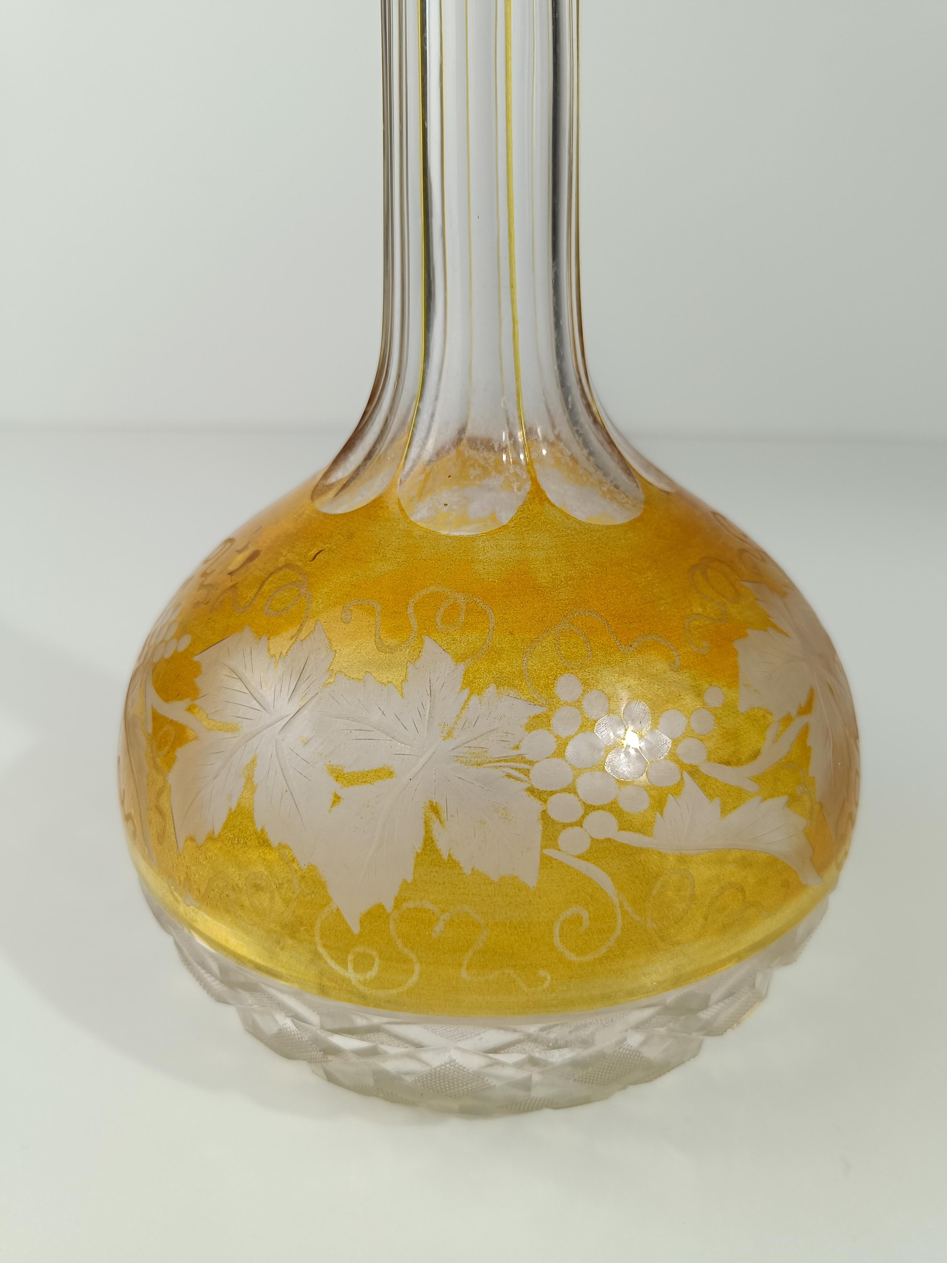 Bottiglia di decanter per liquori d'epoca in cristallo colorato e argento goffrato in vendita 6