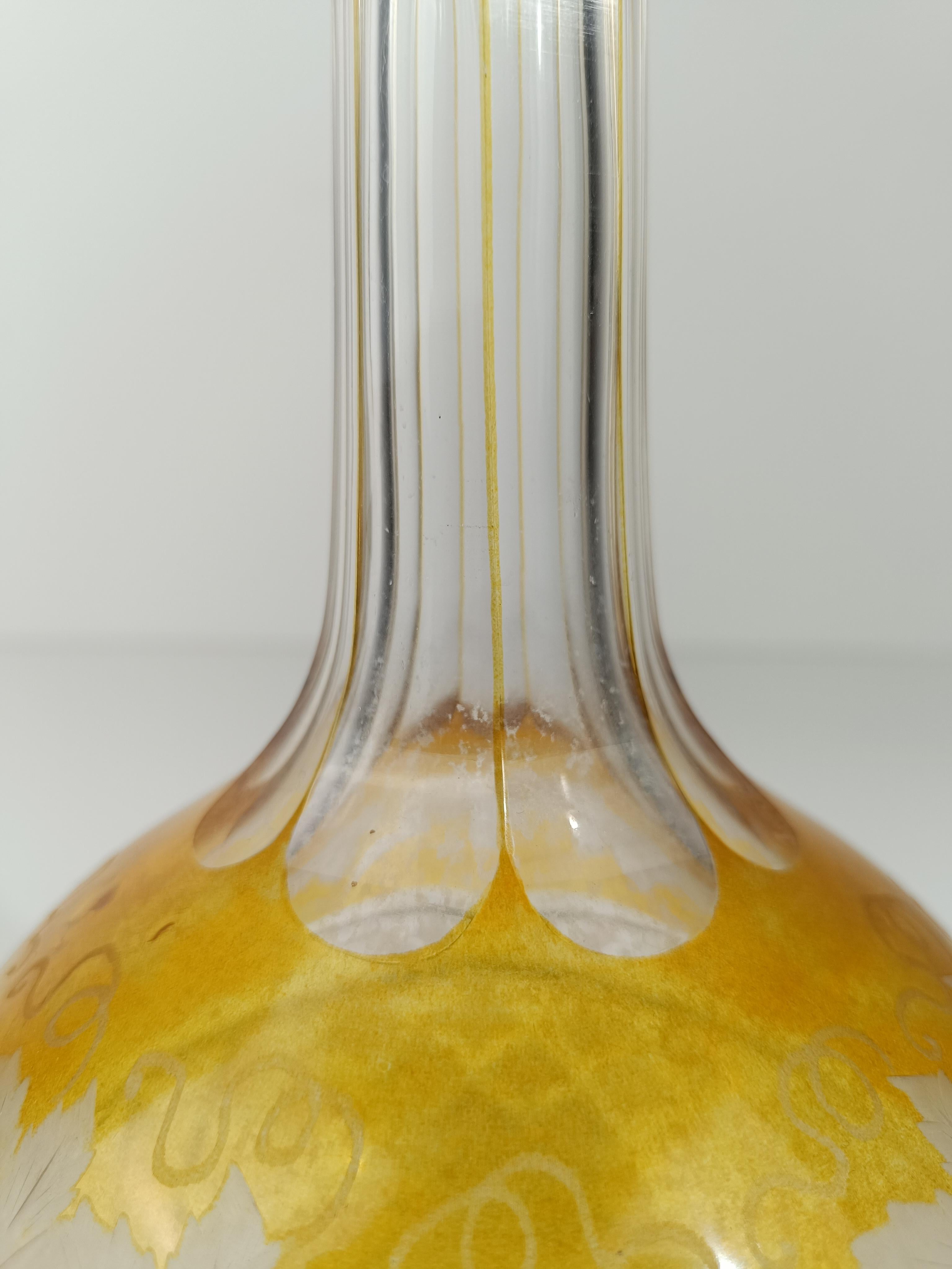 Bottiglia di decanter per liquori d'epoca in cristallo colorato e argento goffrato in vendita 7