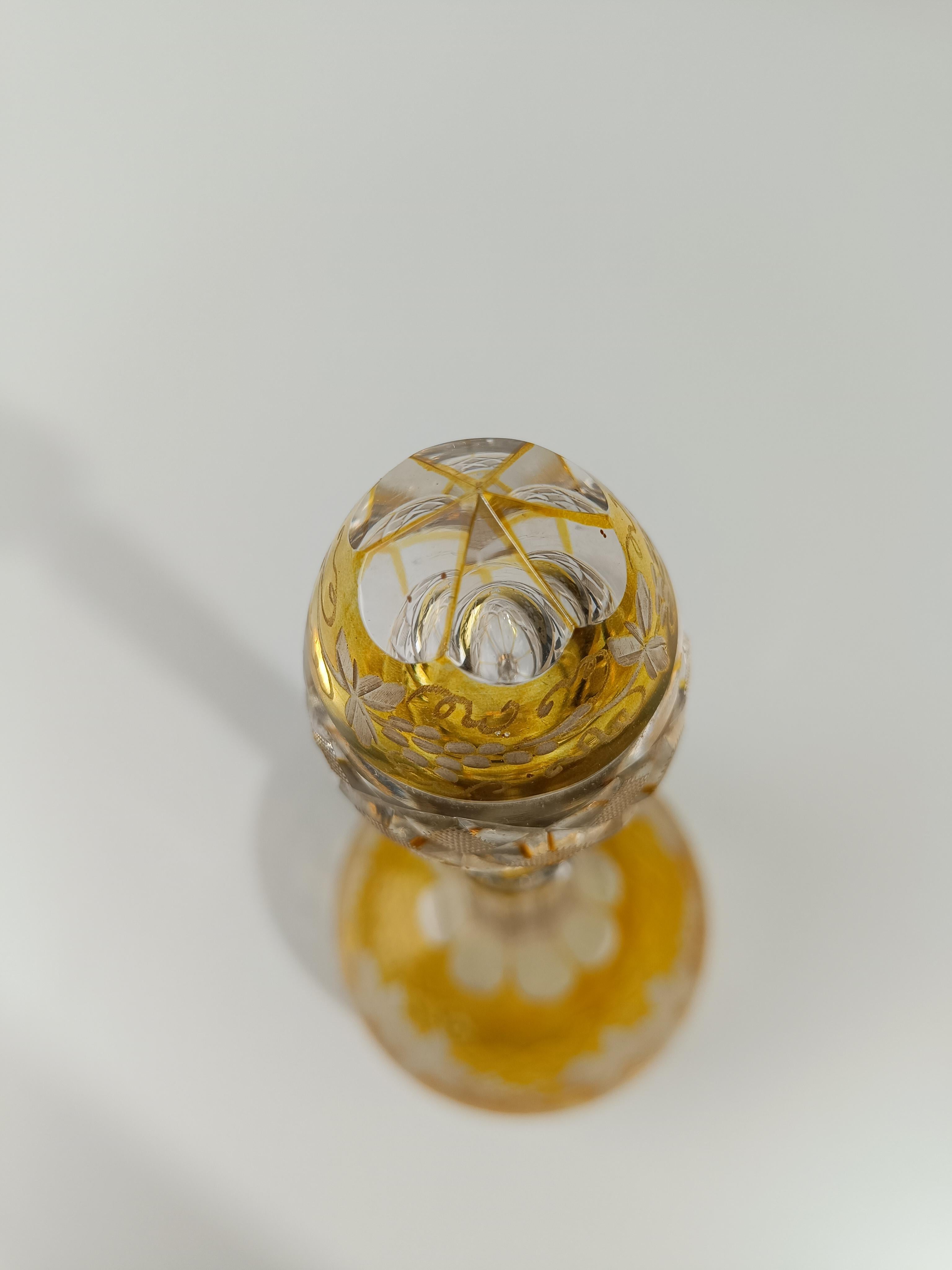 Bottiglia di decanter per liquori d'epoca in cristallo colorato e argento goffrato in vendita 8