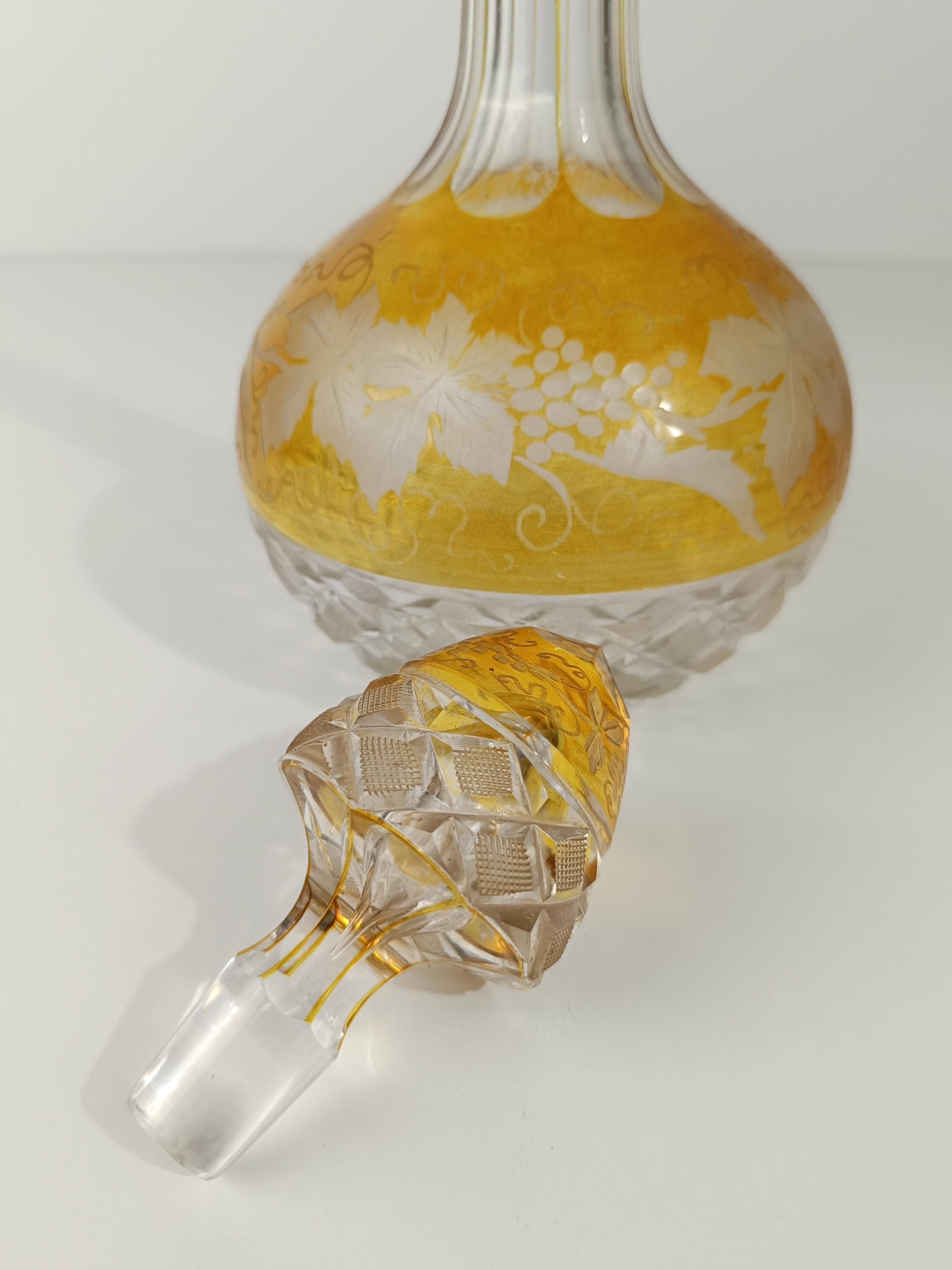 Bottiglia di decanter per liquori d'epoca in cristallo colorato e argento goffrato in vendita 9