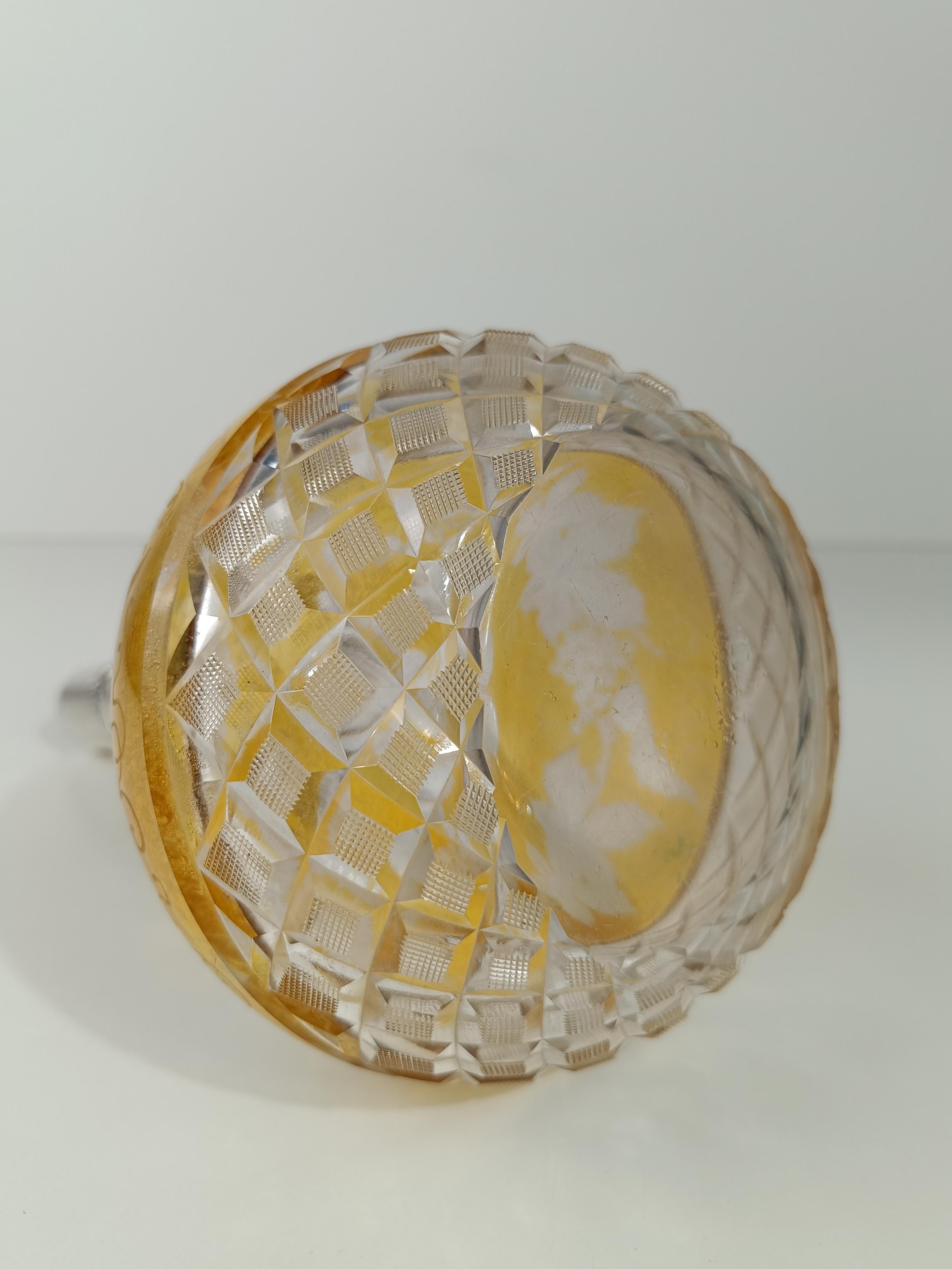 Bottiglia di decanter per liquori d'epoca in cristallo colorato e argento goffrato in vendita 10