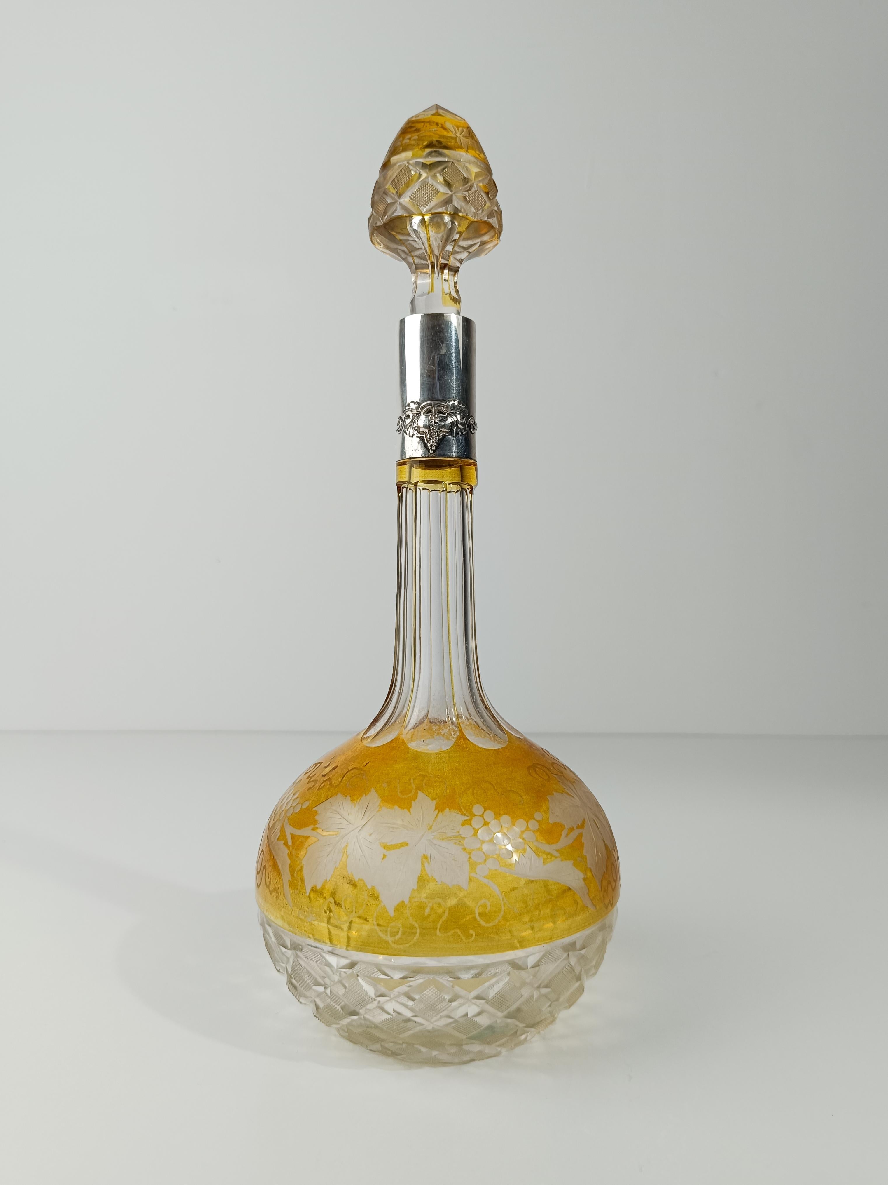 Art Nouveau Bottiglia di decanter per liquori d'epoca in cristallo colorato e argento goffrato in vendita