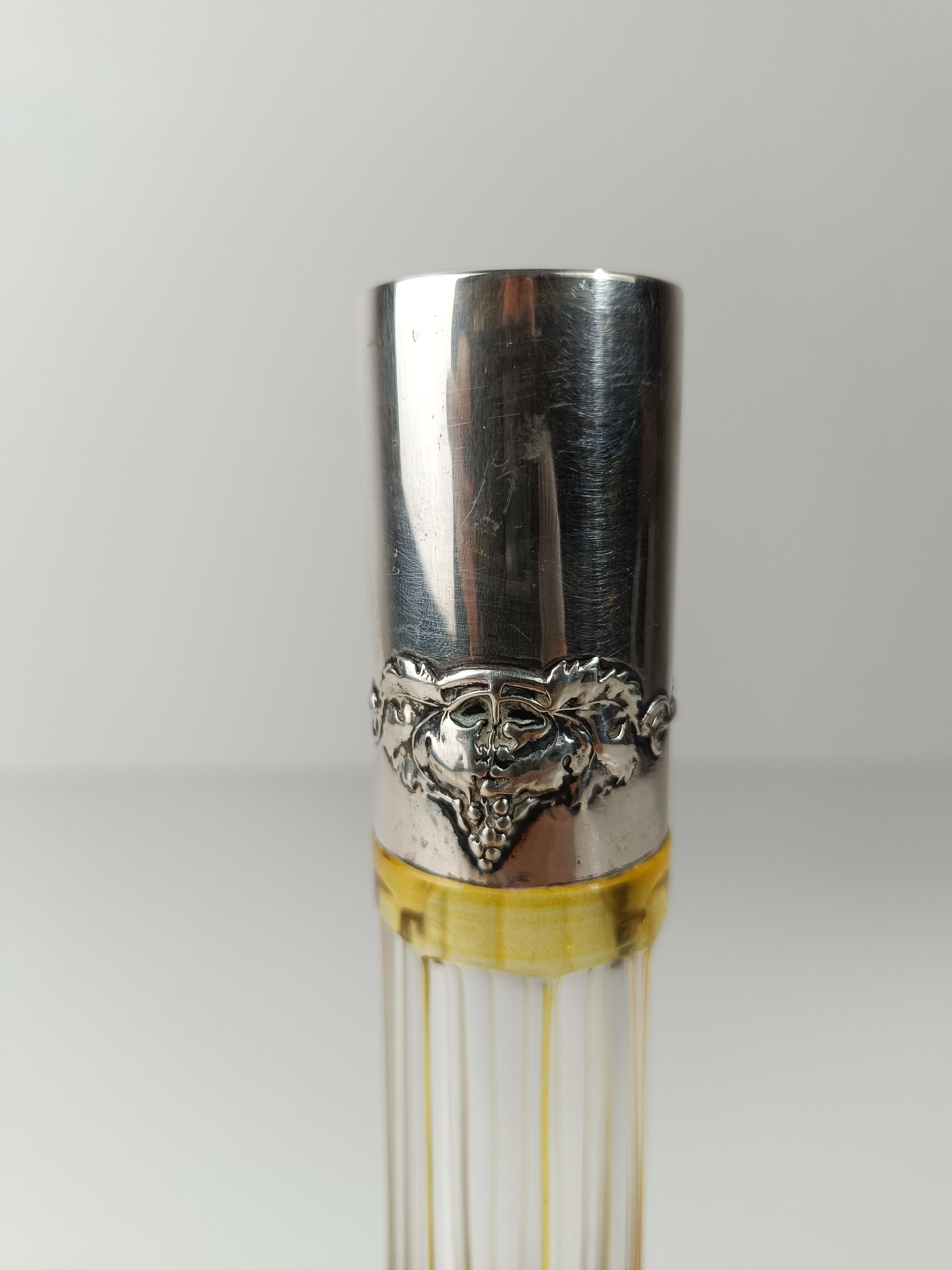 Europeo Bottiglia di decanter per liquori d'epoca in cristallo colorato e argento goffrato in vendita