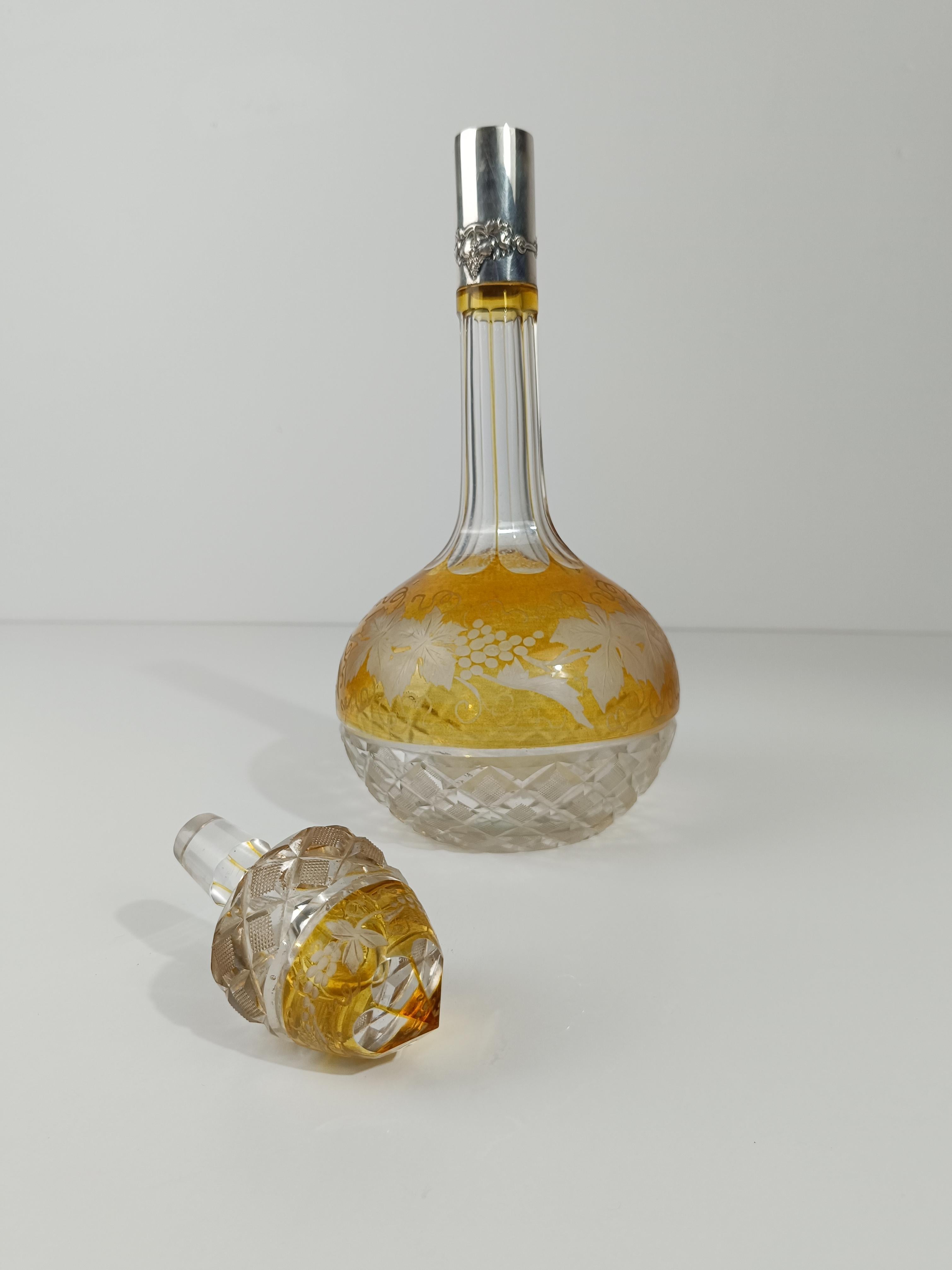 Intagliato Bottiglia di decanter per liquori d'epoca in cristallo colorato e argento goffrato in vendita