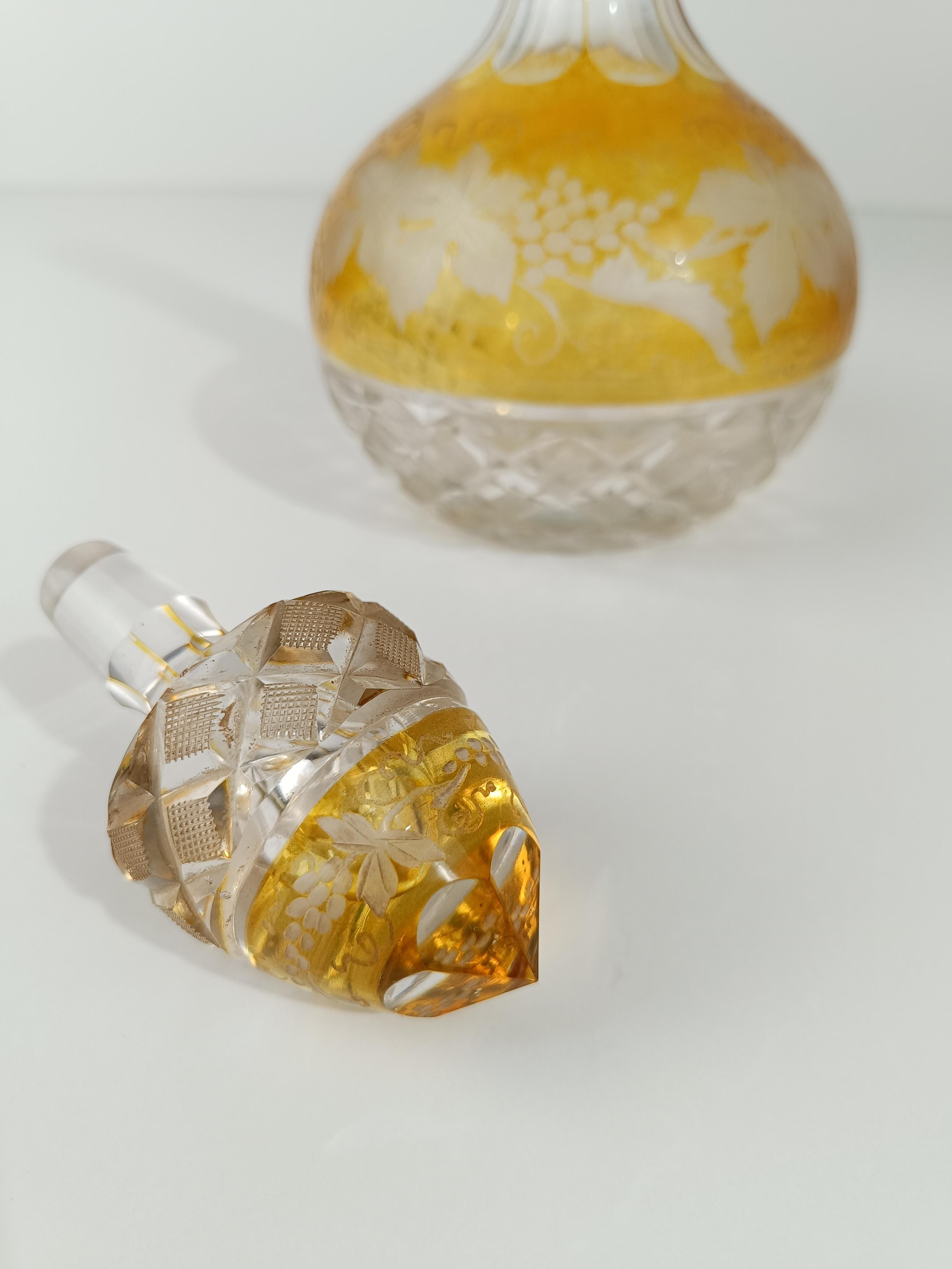 Bottiglia di decanter per liquori d'epoca in cristallo colorato e argento goffrato In condizioni buone in vendita a Roma, IT