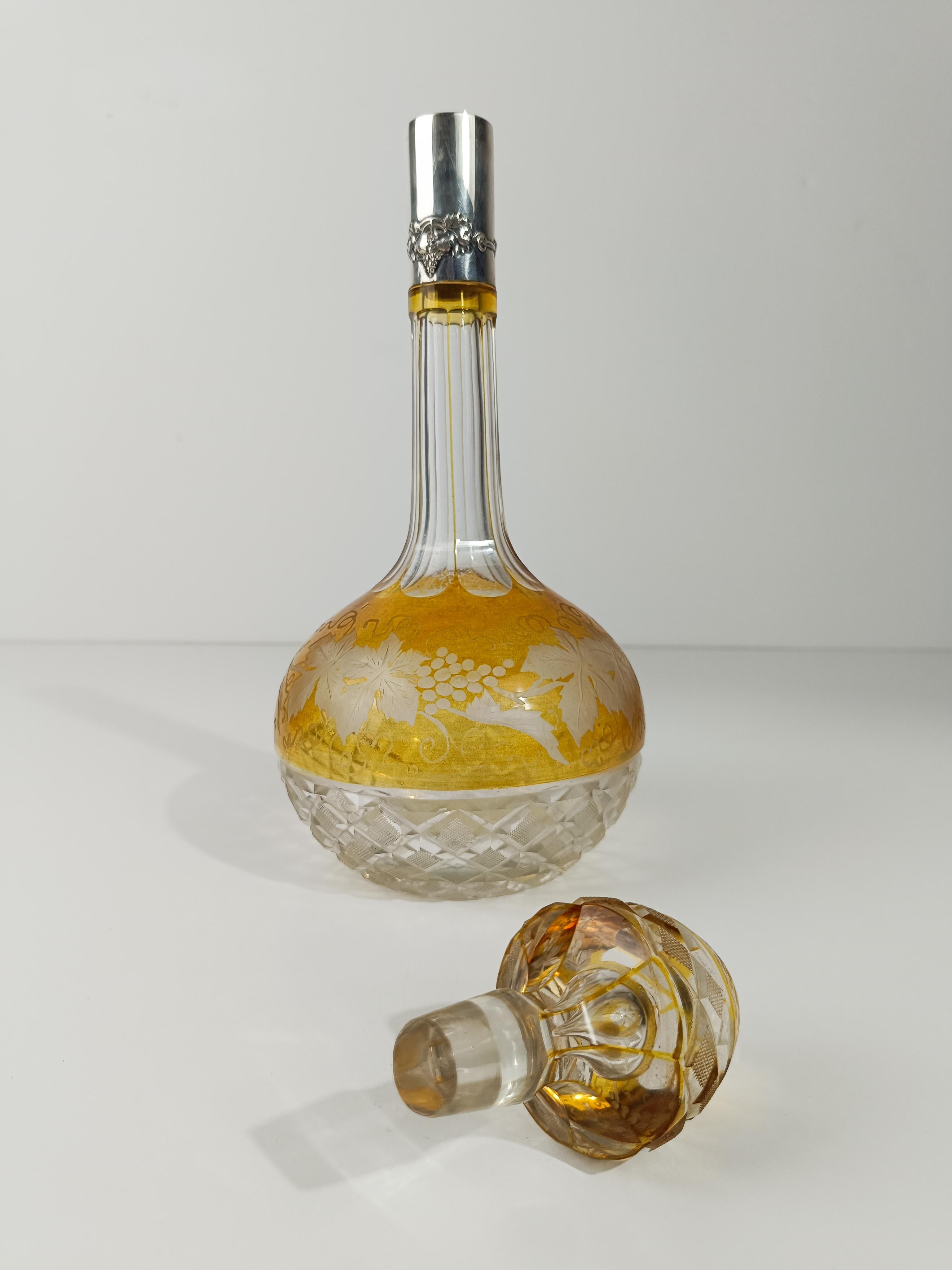 XX secolo Bottiglia di decanter per liquori d'epoca in cristallo colorato e argento goffrato in vendita