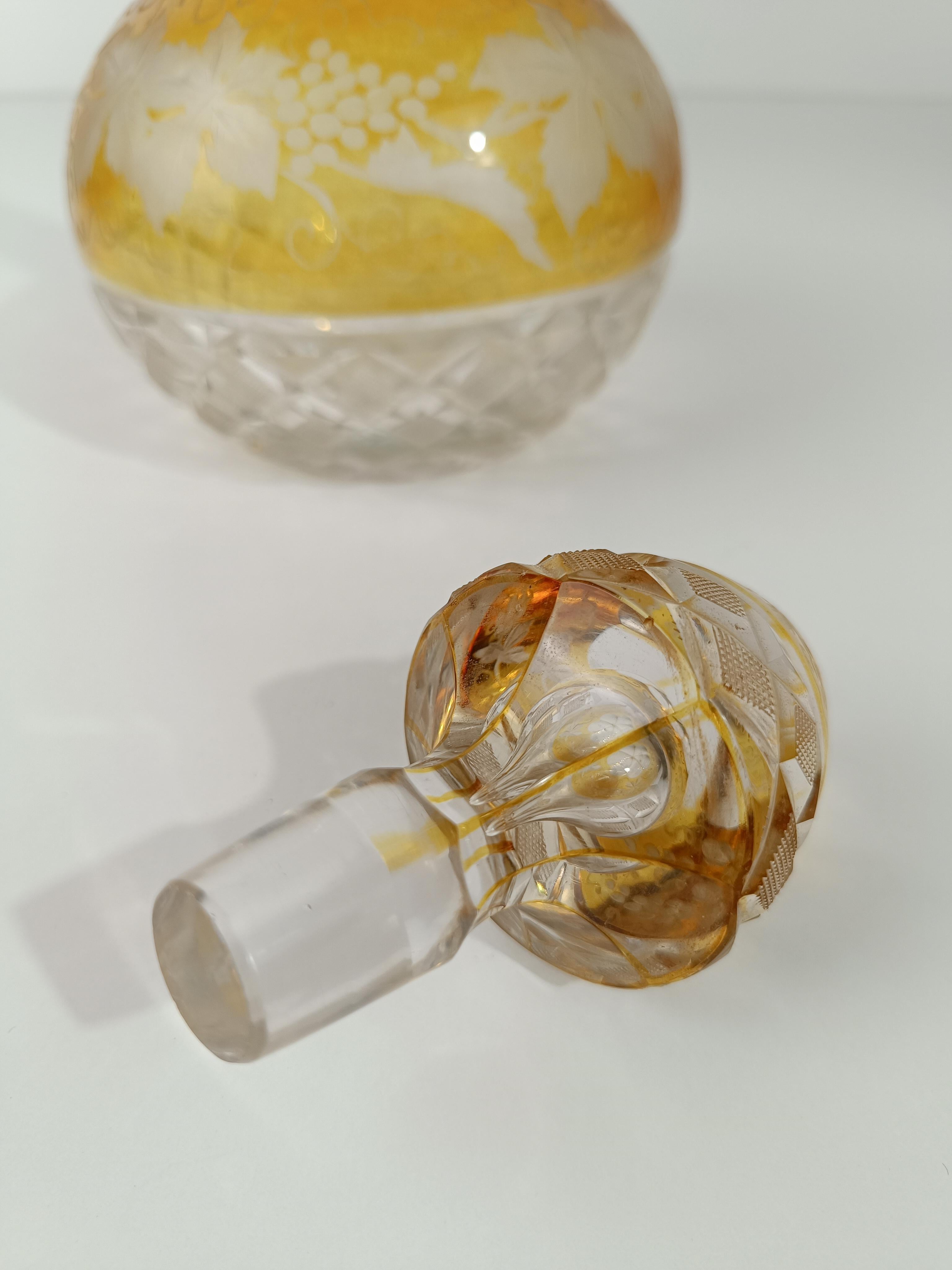 Cristallo Bottiglia di decanter per liquori d'epoca in cristallo colorato e argento goffrato in vendita
