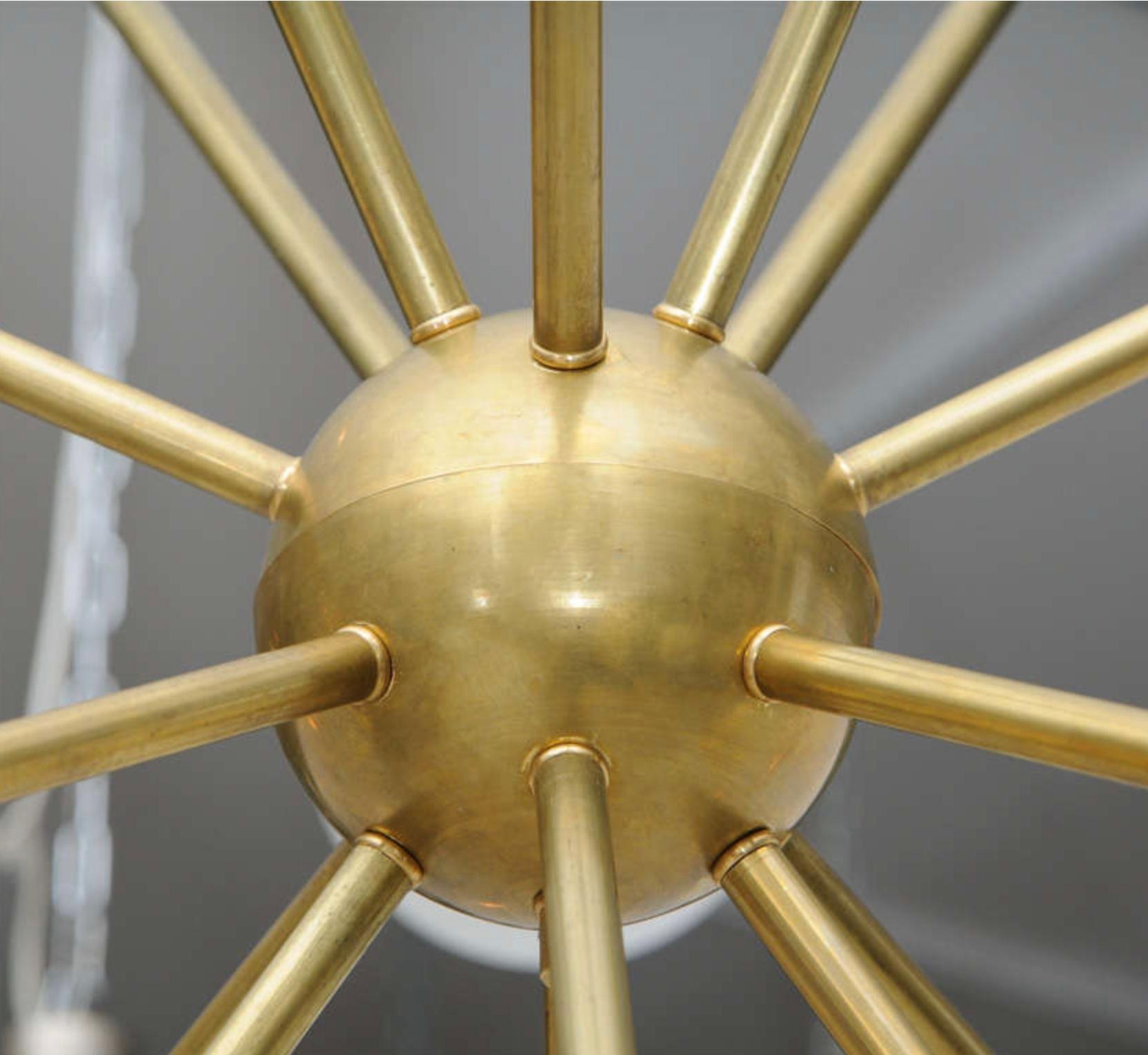 Una grande lampada Sputnik italiana degli anni '60 circa con globi di vetro bianco attribuita a Stilnovo.
Misure:
Altezza: 56