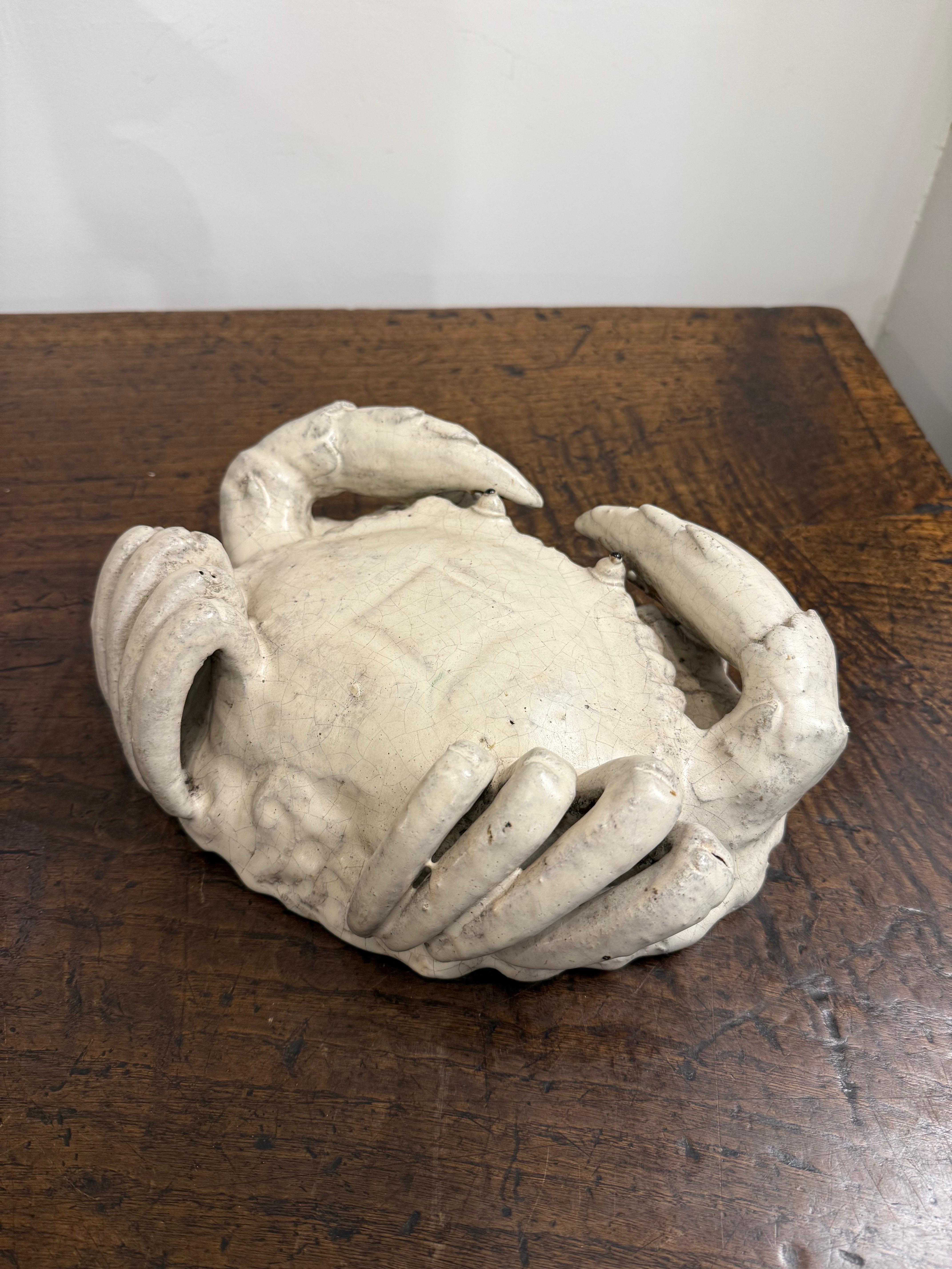 Granchio in gres d'epoca, metà del XX secolo

Provenienza: Collezione privata australiana.

Dimensioni:
Altezza: 9 cm.
Larghezza: 28 cm.
Profondità: 20,5 cm.