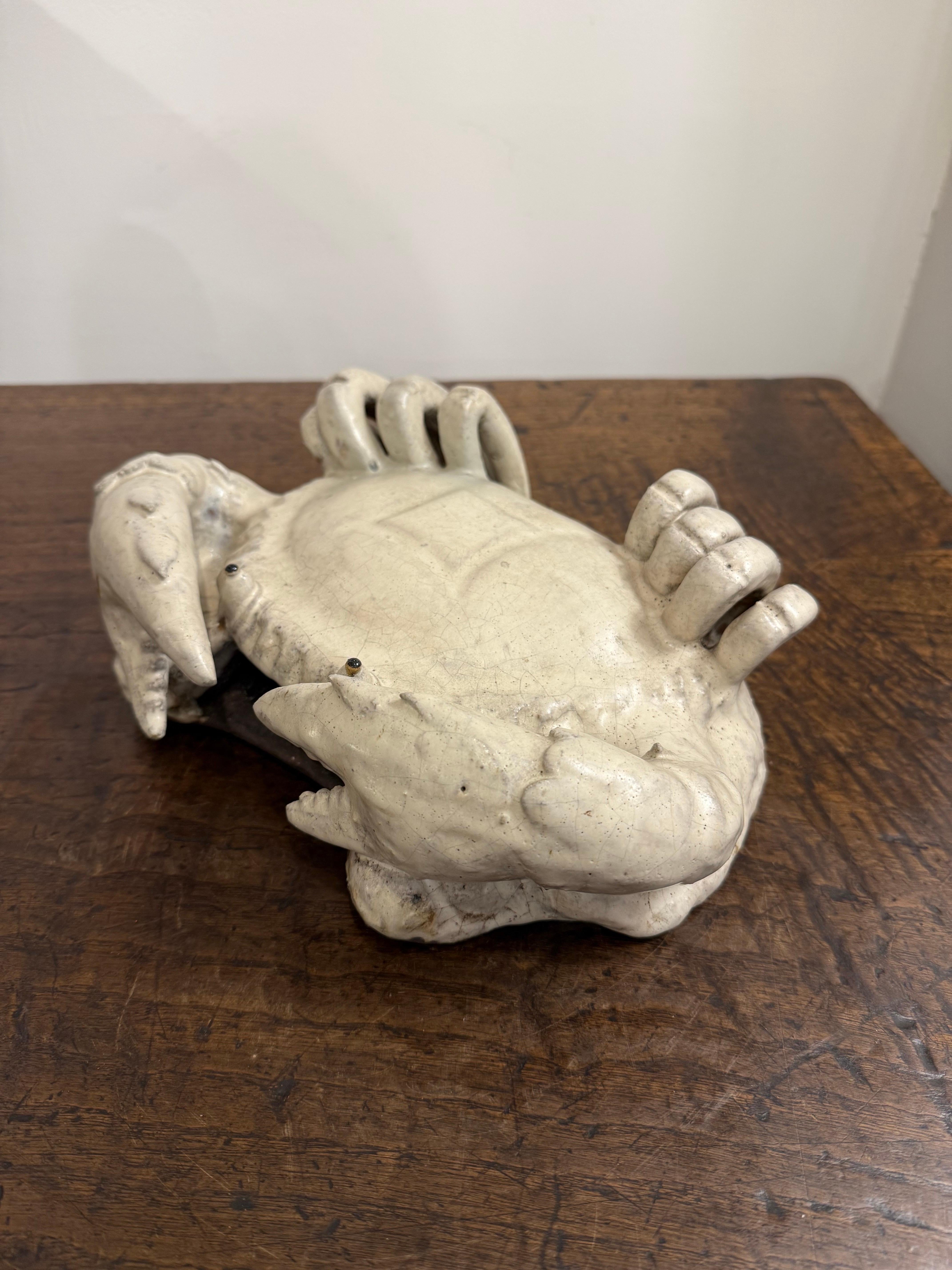 Granchio in gres d'epoca, metà del XX secolo

Provenienza: Collezione privata australiana.

Dimensioni:
Altezza: 9 cm.
Larghezza: 28,3 cm.
Profondità: 22 cm.