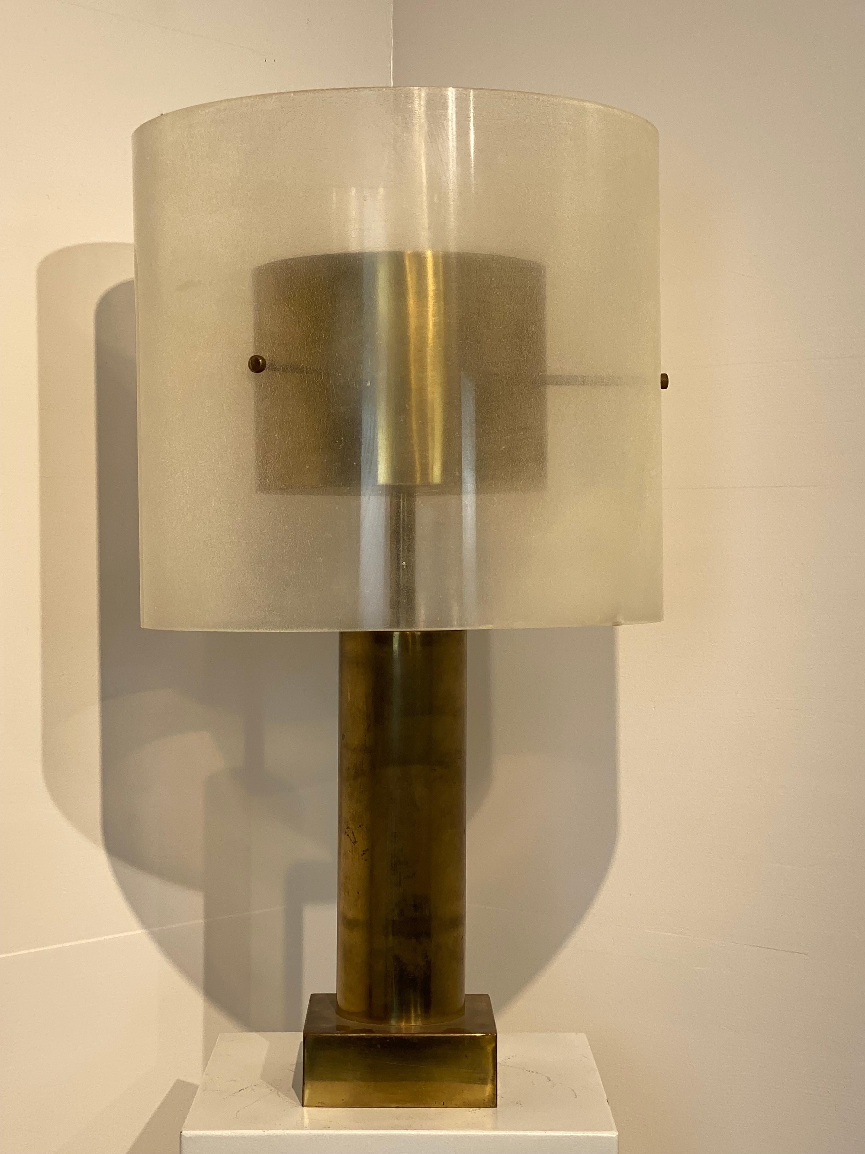 An elegant Vintage Table Lamp from Italy from the 1970 ies,
made of a Bronze Cilindric foot and a Plastic Shade,
very powerful and decorative piece,
2 lightpoints,
has his patina and wear due to the age of the lamp