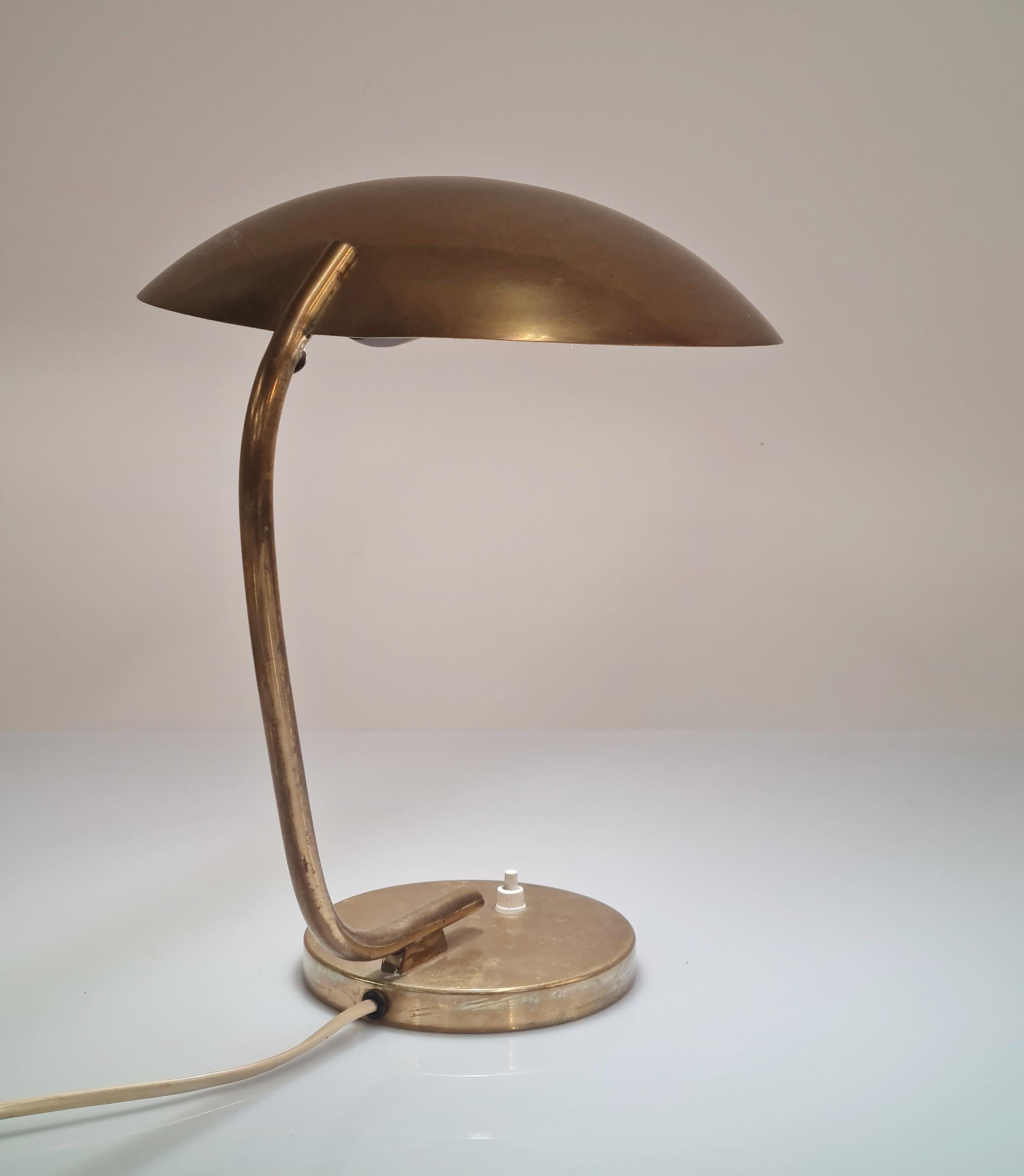 A Vintage Table Lamp in Full Brass Model EV 61 for Itsu For Sale 4