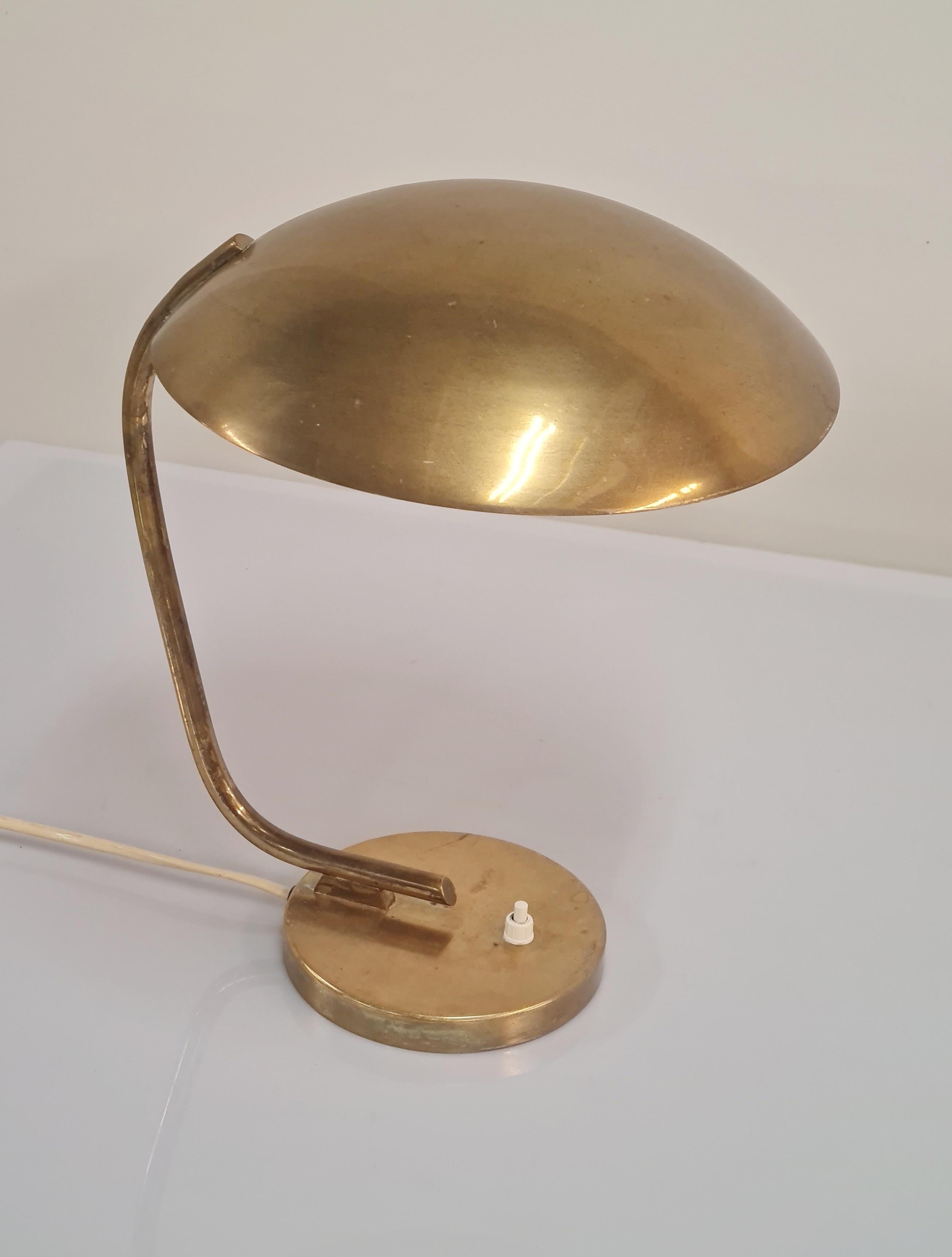 A Vintage Table Lamp in Full Brass Model EV 61 for Itsu For Sale 5