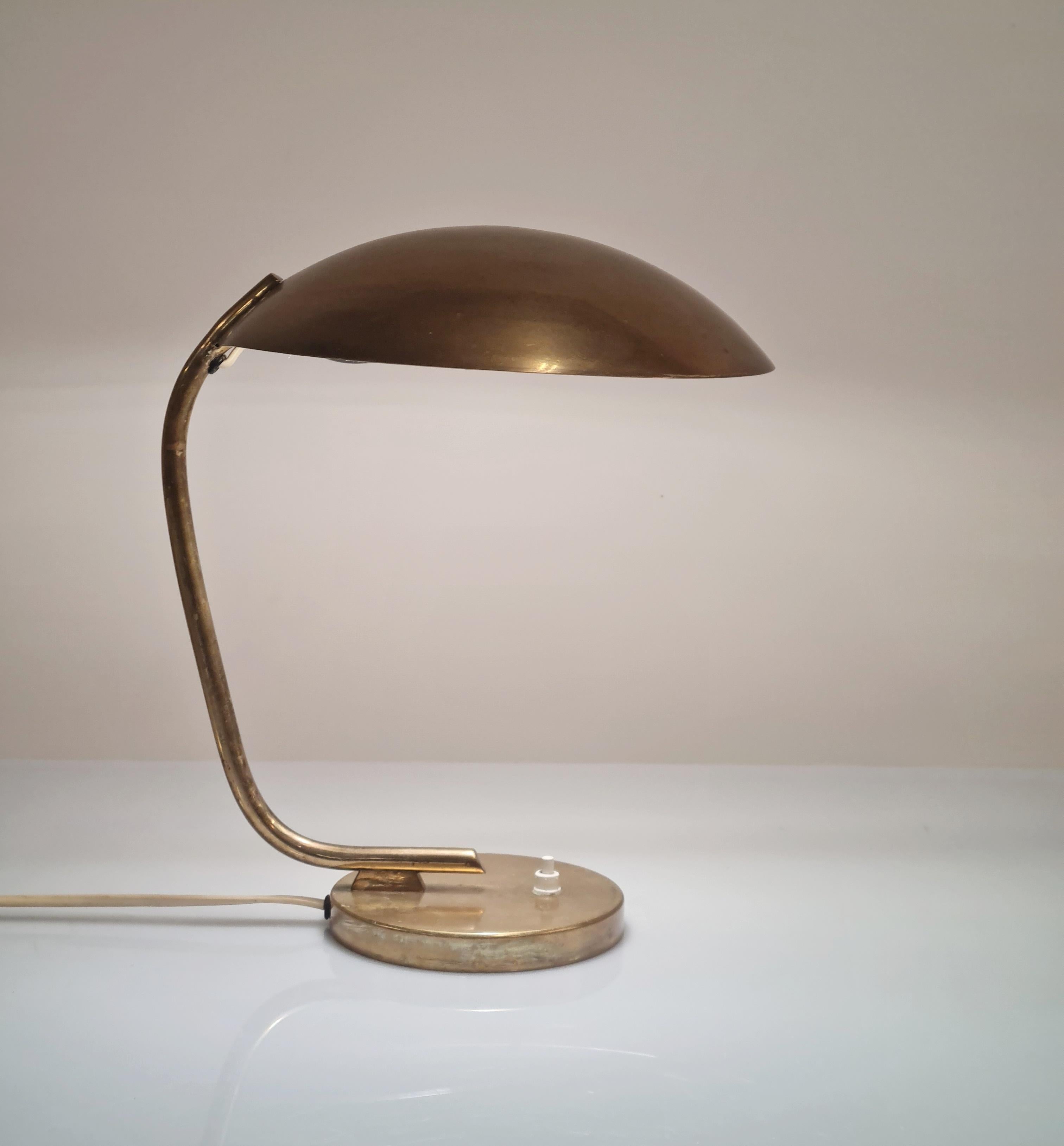 A Vintage Table Lamp in Full Brass Model EV 61 for Itsu In Good Condition For Sale In Helsinki, FI