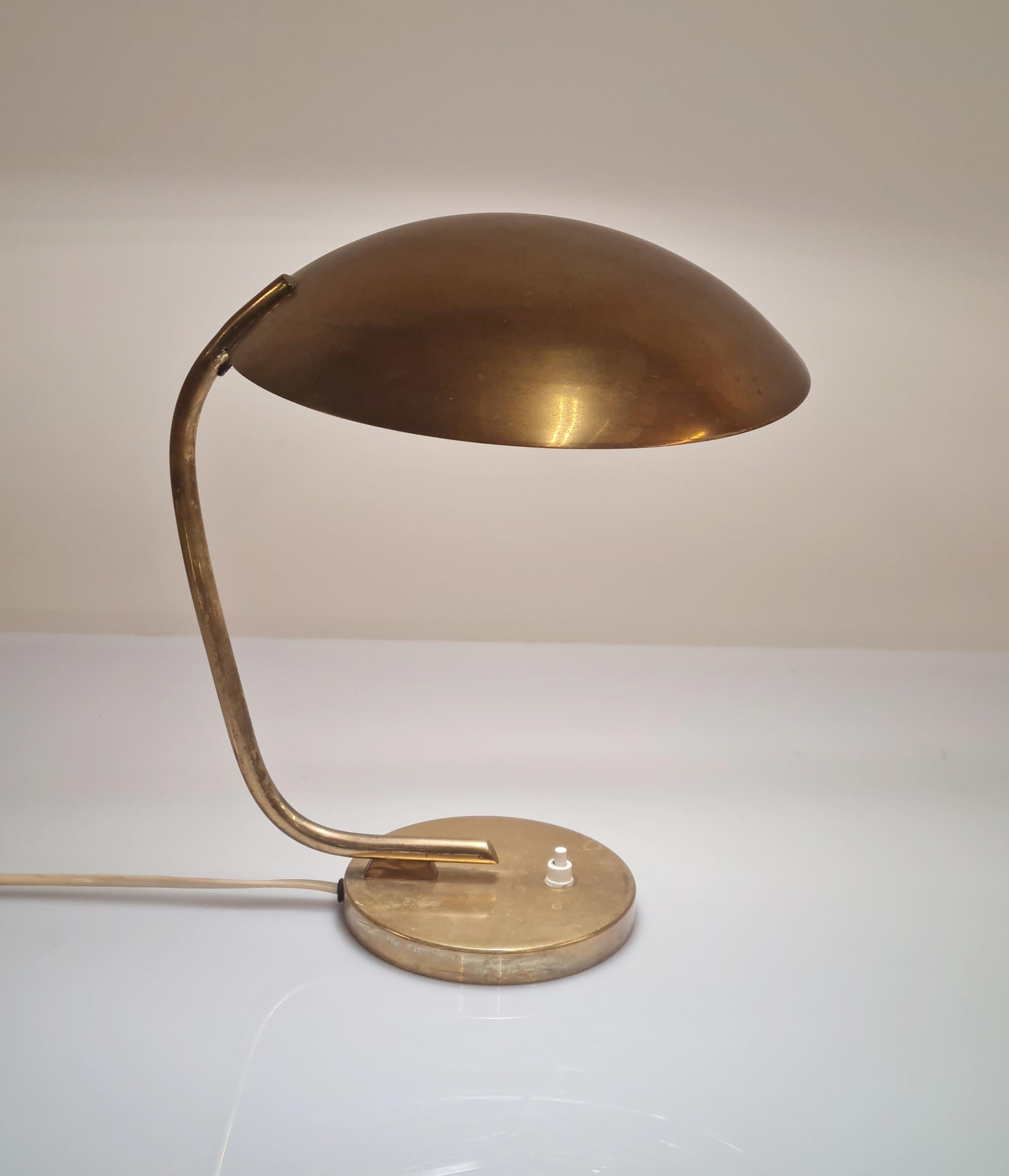 Mid-20th Century A Vintage Table Lamp in Full Brass Model EV 61 for Itsu For Sale