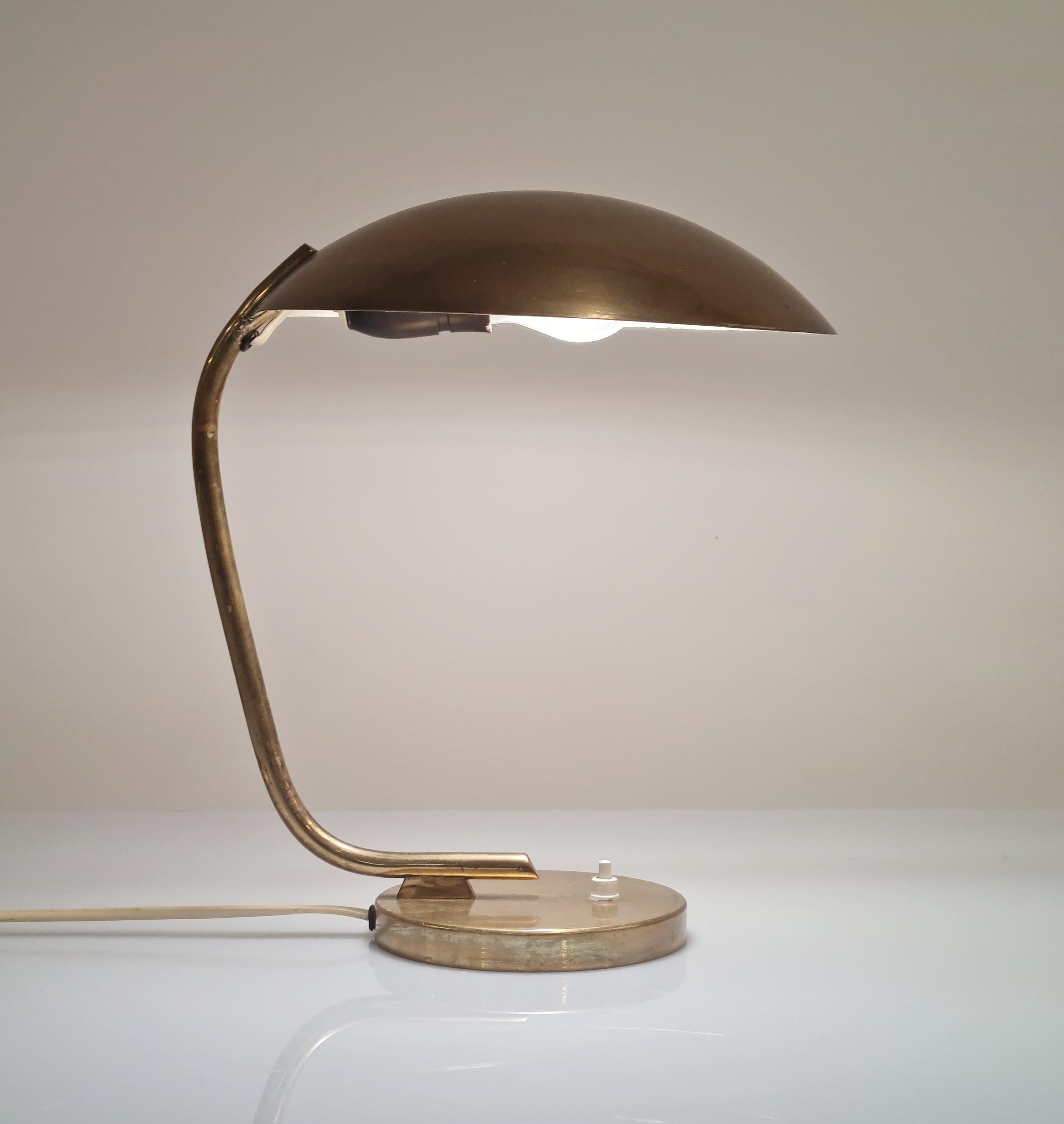 A Vintage Table Lamp in Full Brass Model EV 61 for Itsu For Sale 1