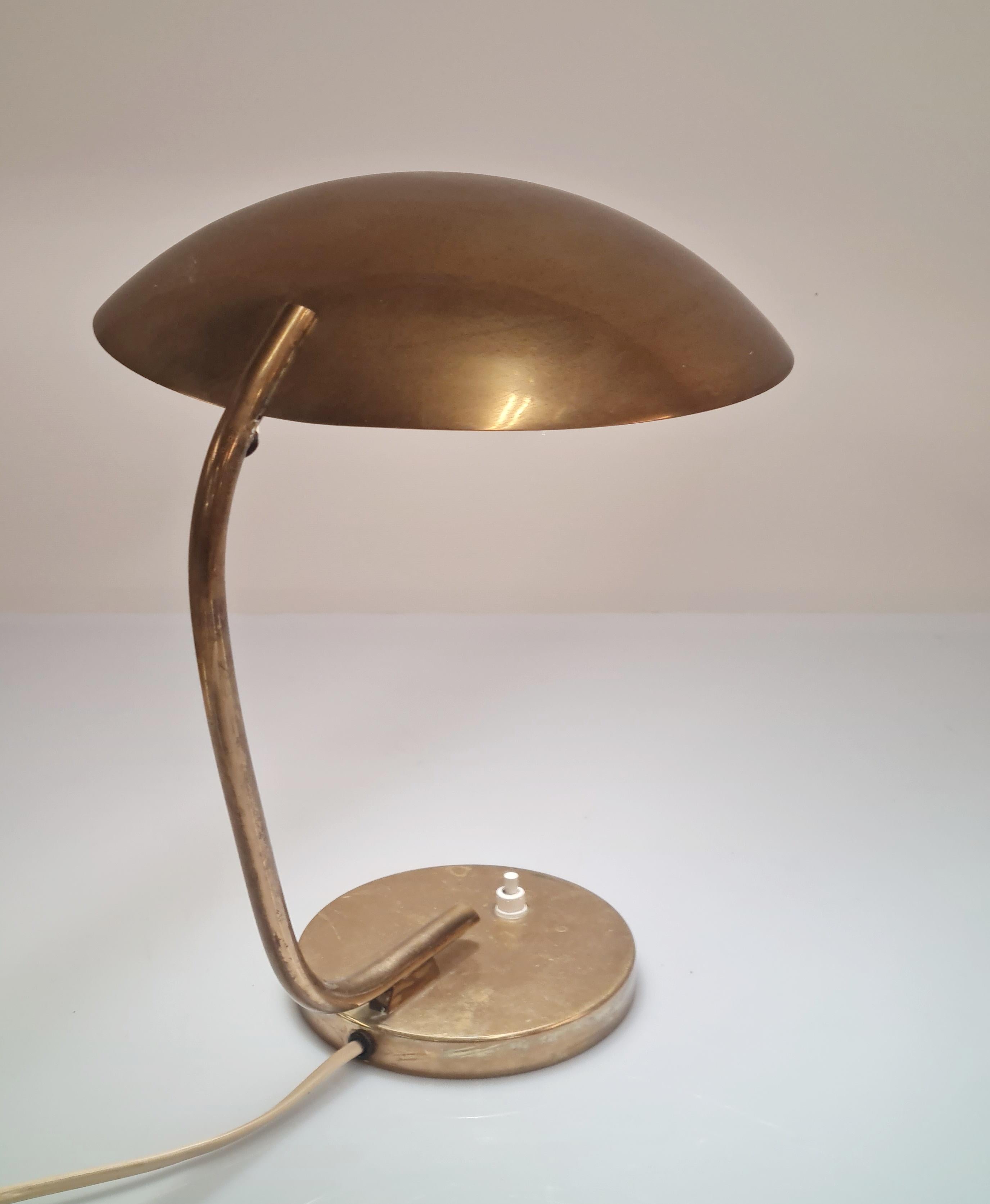 A Vintage Table Lamp in Full Brass Model EV 61 for Itsu For Sale 3