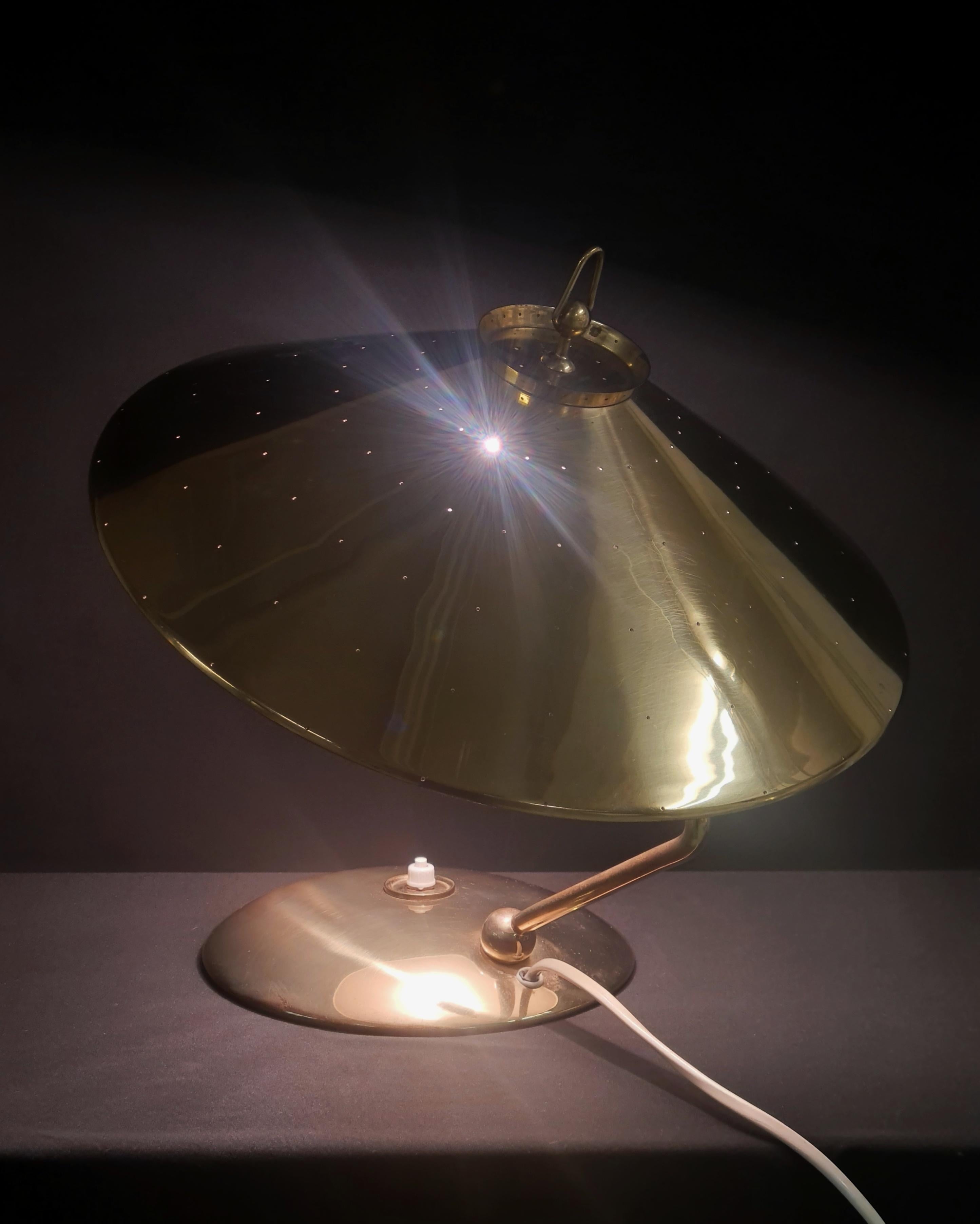 Finnish A Vintage Table Lamp in Full Brass Model EV 65 for Itsu For Sale