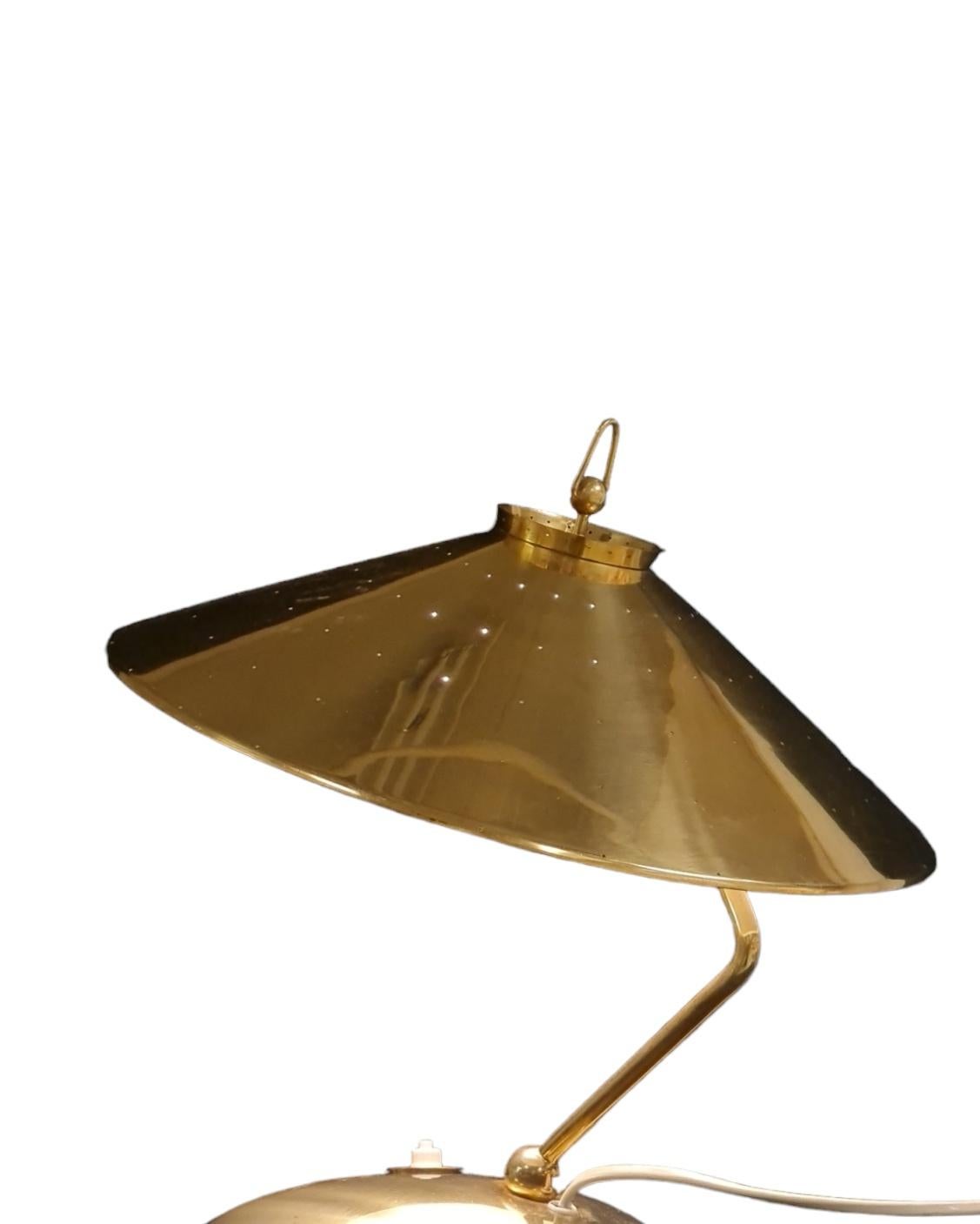 A Vintage Table Lamp in Full Brass Model EV 65 for Itsu In Good Condition For Sale In Helsinki, FI
