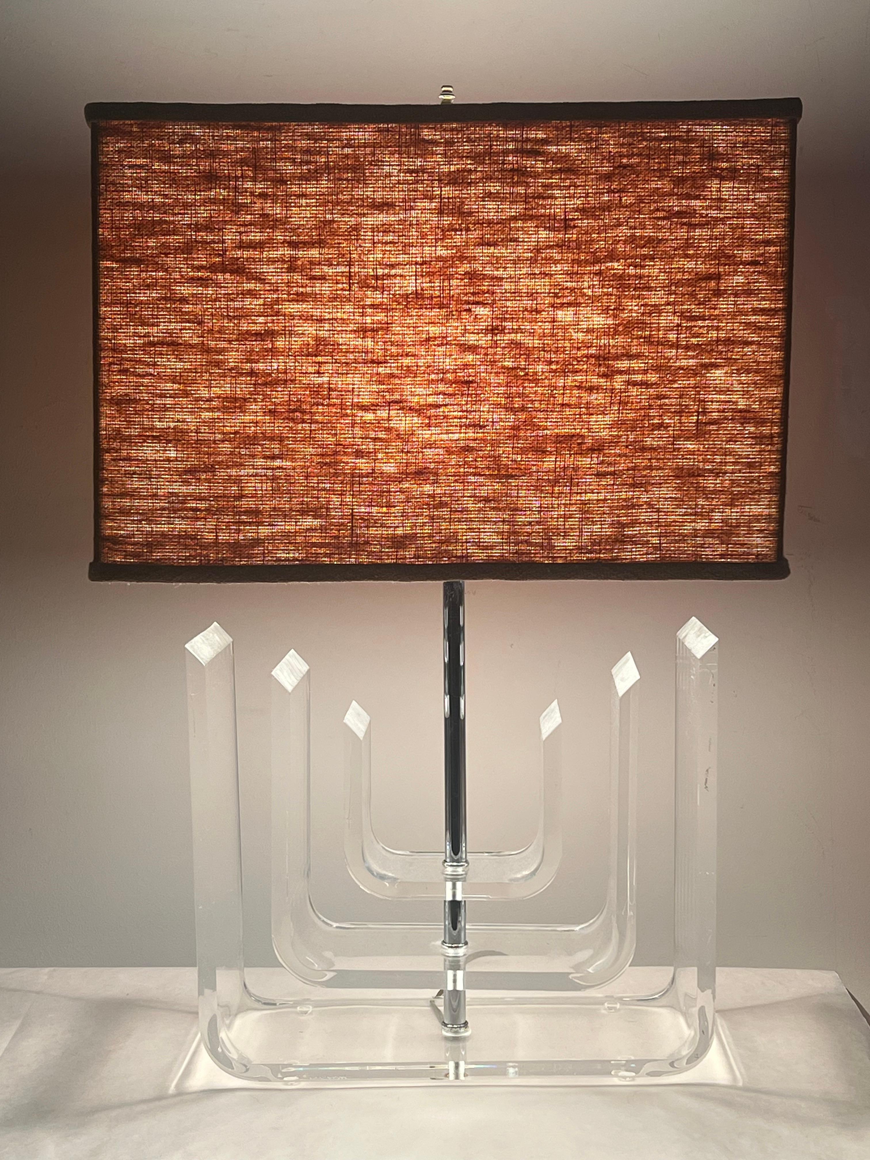 Charmante lampe en lucite des années 1970 par Marlee, avec des formes C graduées. La base seule mesure 14,25 