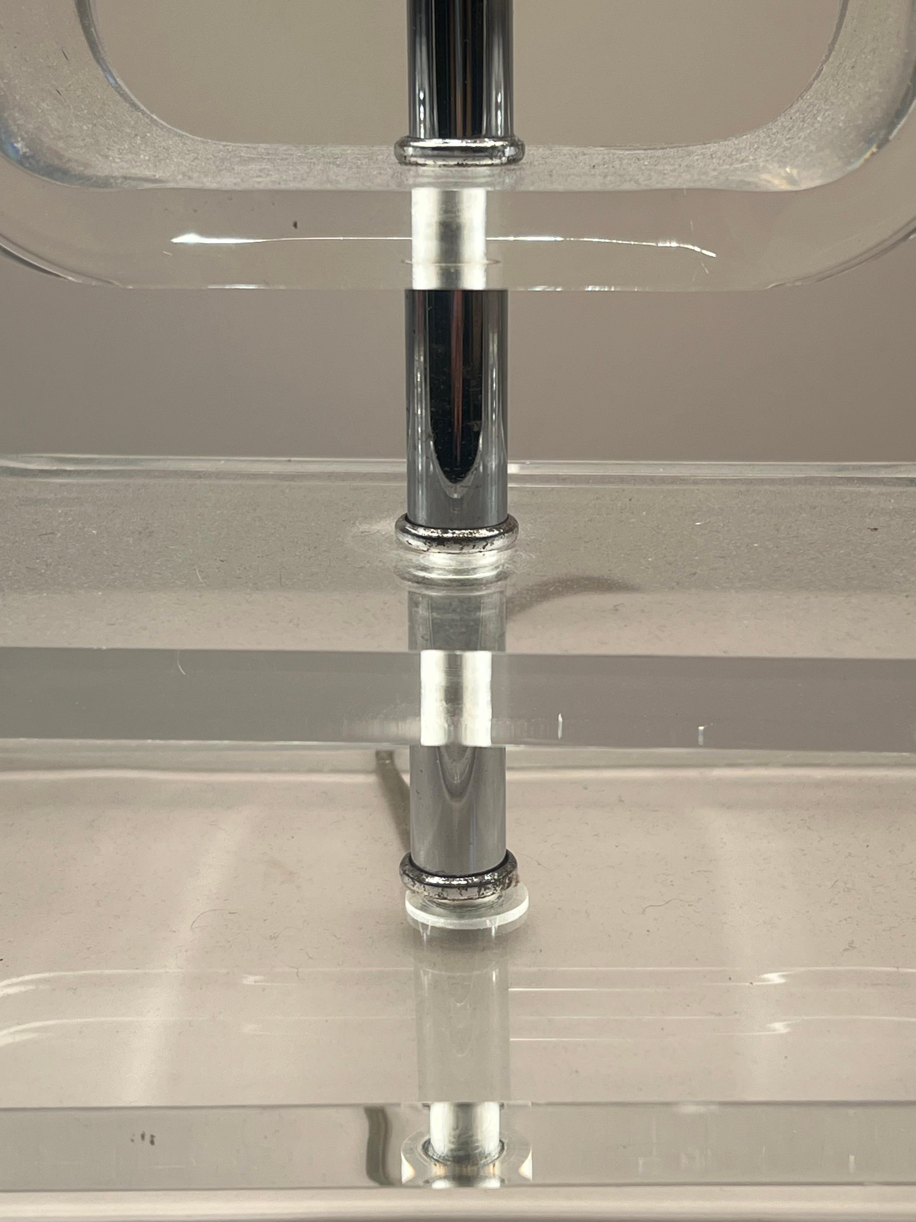 Chrome Lampe de table en lucite par Marlee Ca' 1970 en vente