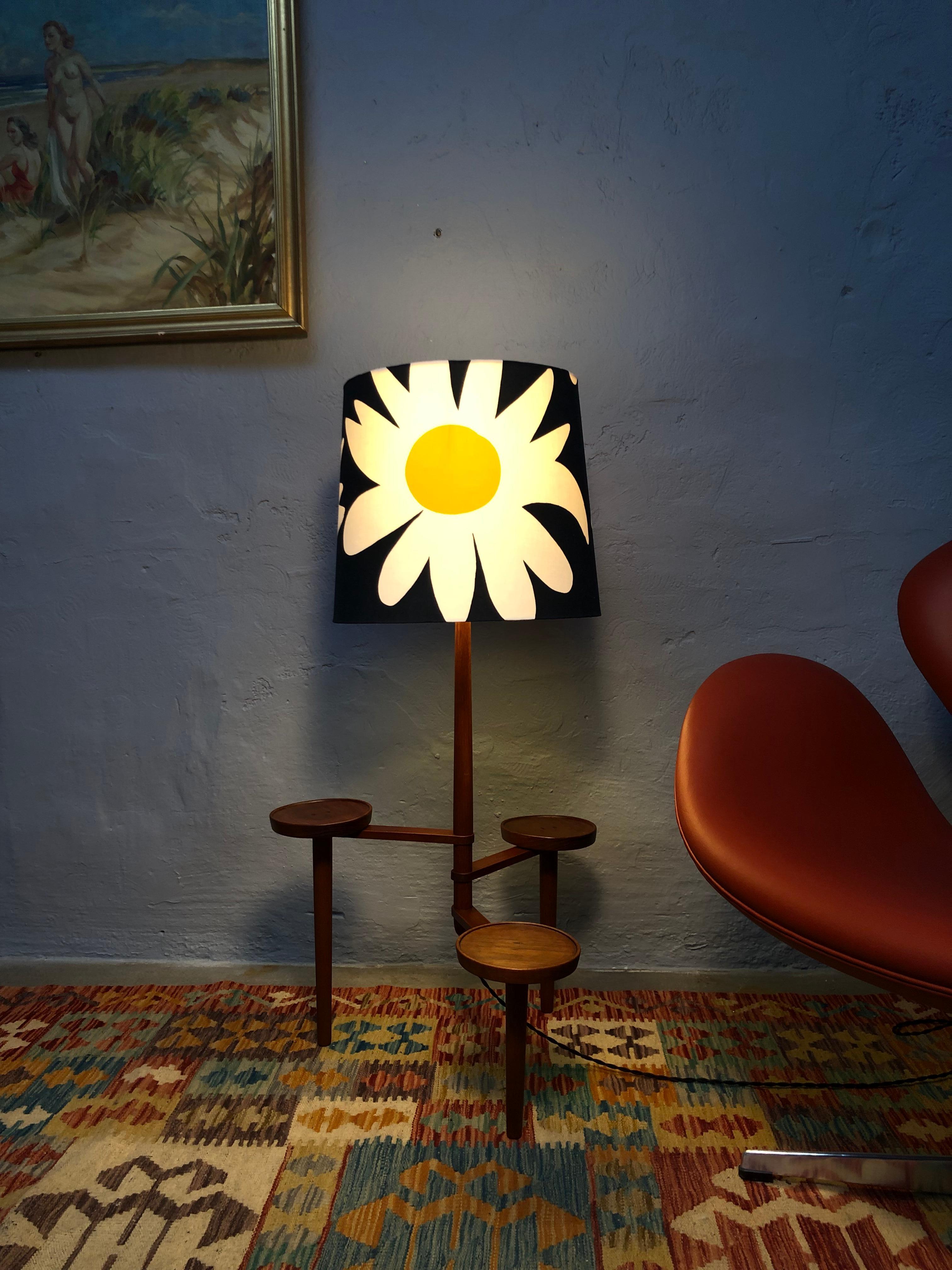 Mid-Century Modern Un lampadaire vintage en teck avec. Lampe à abat-jour Isola Maija en vente