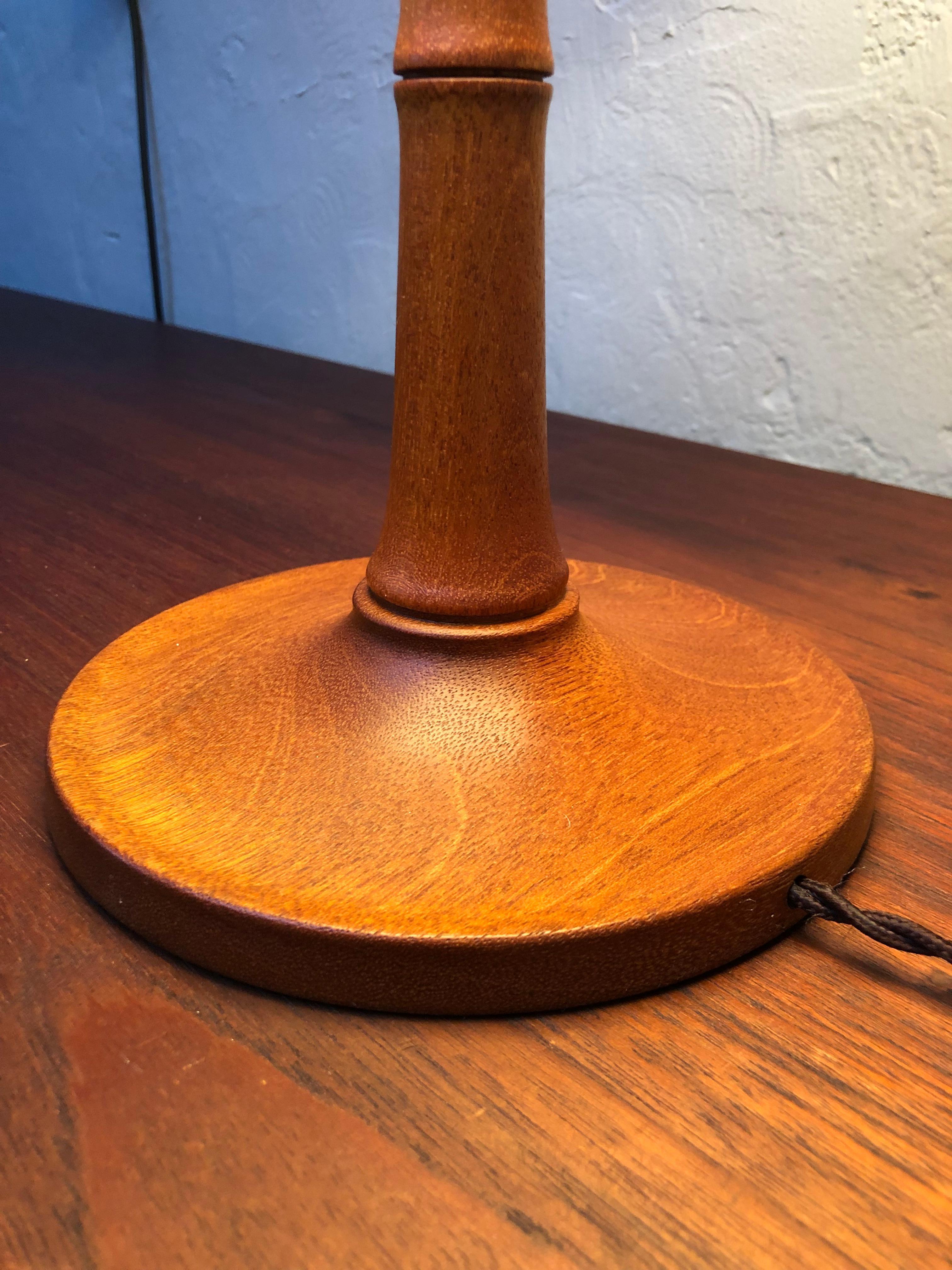 A Vintage Teak Table Lamp by Esben Klint for Le Klint from the 1940s In Good Condition For Sale In Søborg, DK