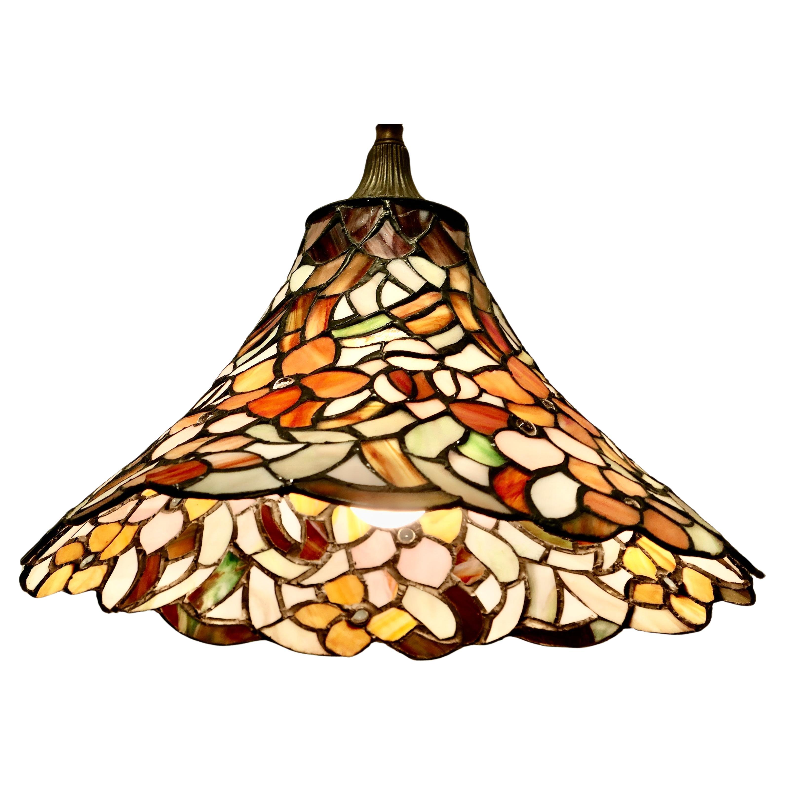 Vintage Tiffany Arts and Crafts-Lampenschirm im Vintage-Stil

Ein schöner, gut erhaltener Lampenschirm aus Blei-Juwelenglas mit floralem Muster. Der Schirm ist in eine Messingfassung und eine Deckenrosette eingefasst.
Der Buntglasschirm ist in