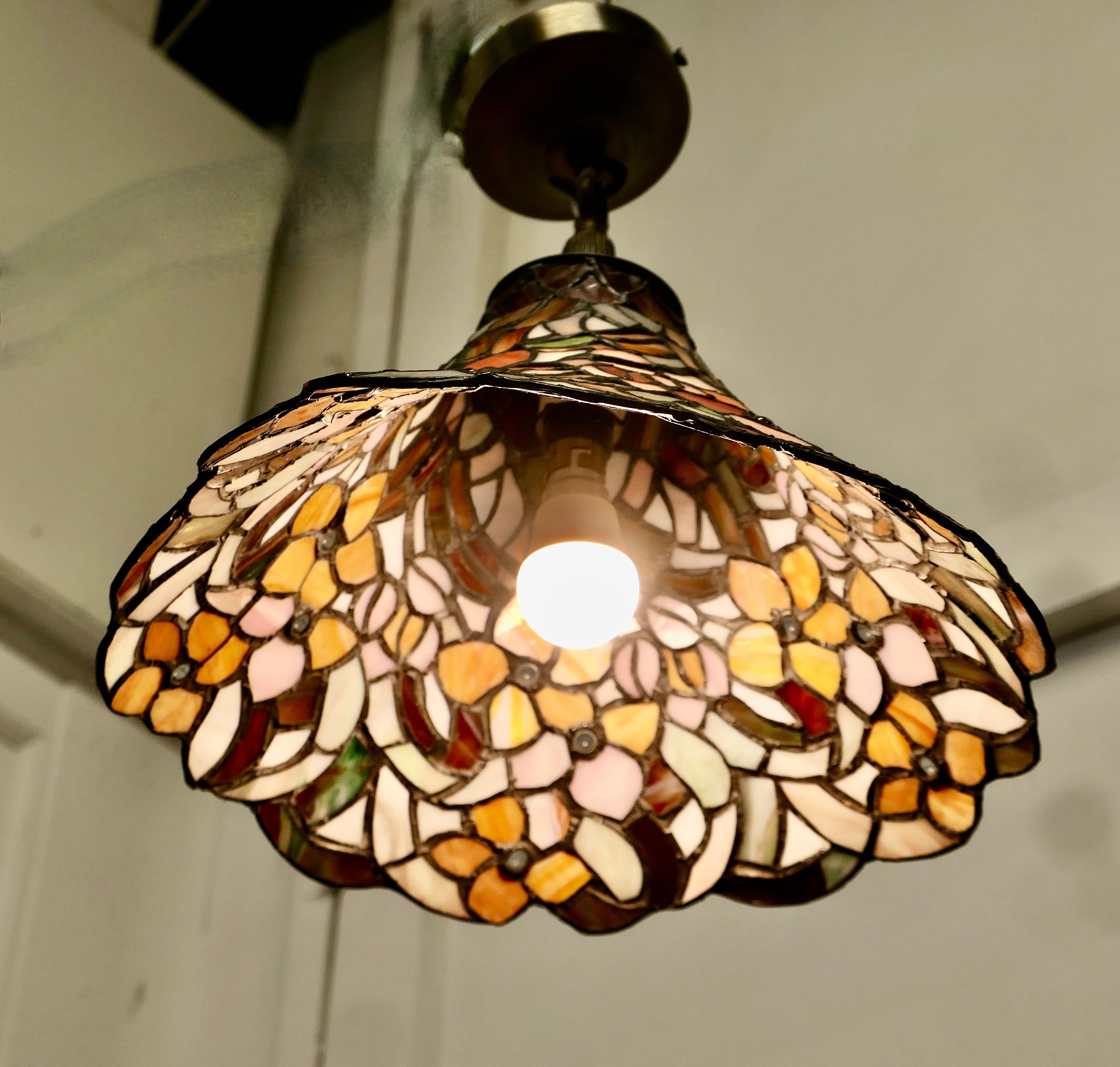 Vintage Tiffany Arts and Crafts-Lampenschirm im Vintage-Stil im Zustand „Gut“ im Angebot in Godshill, Isle of Wight