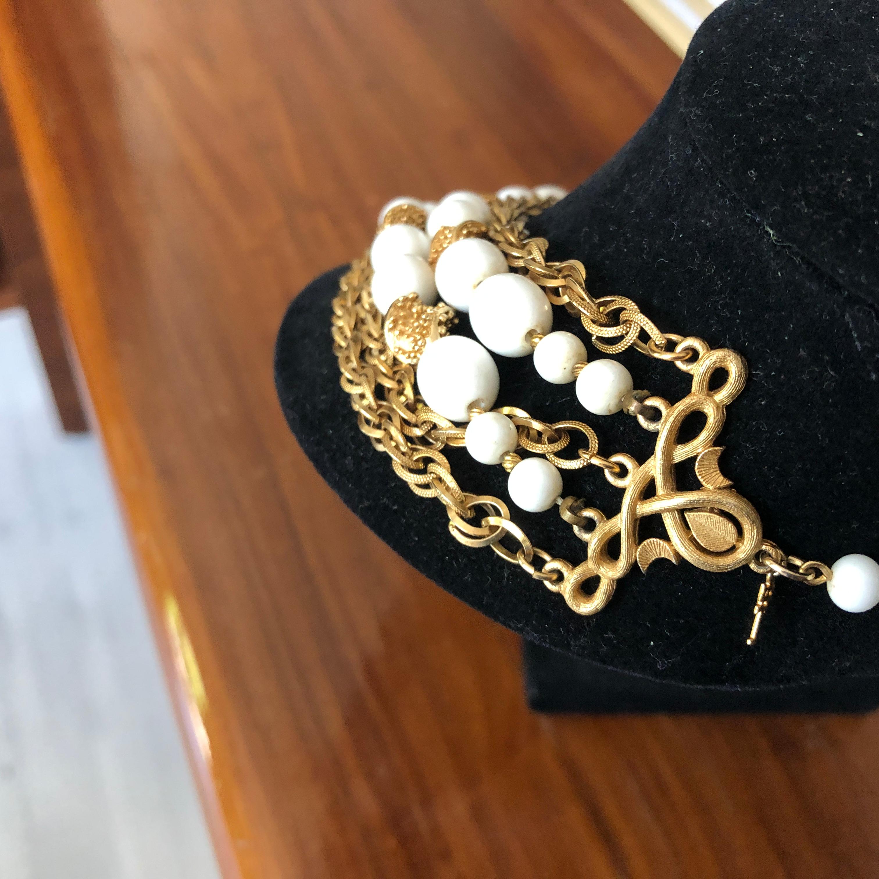 Donna Collana Trifari vintage degli anni '70 in lucite bianca e trifanio in vendita