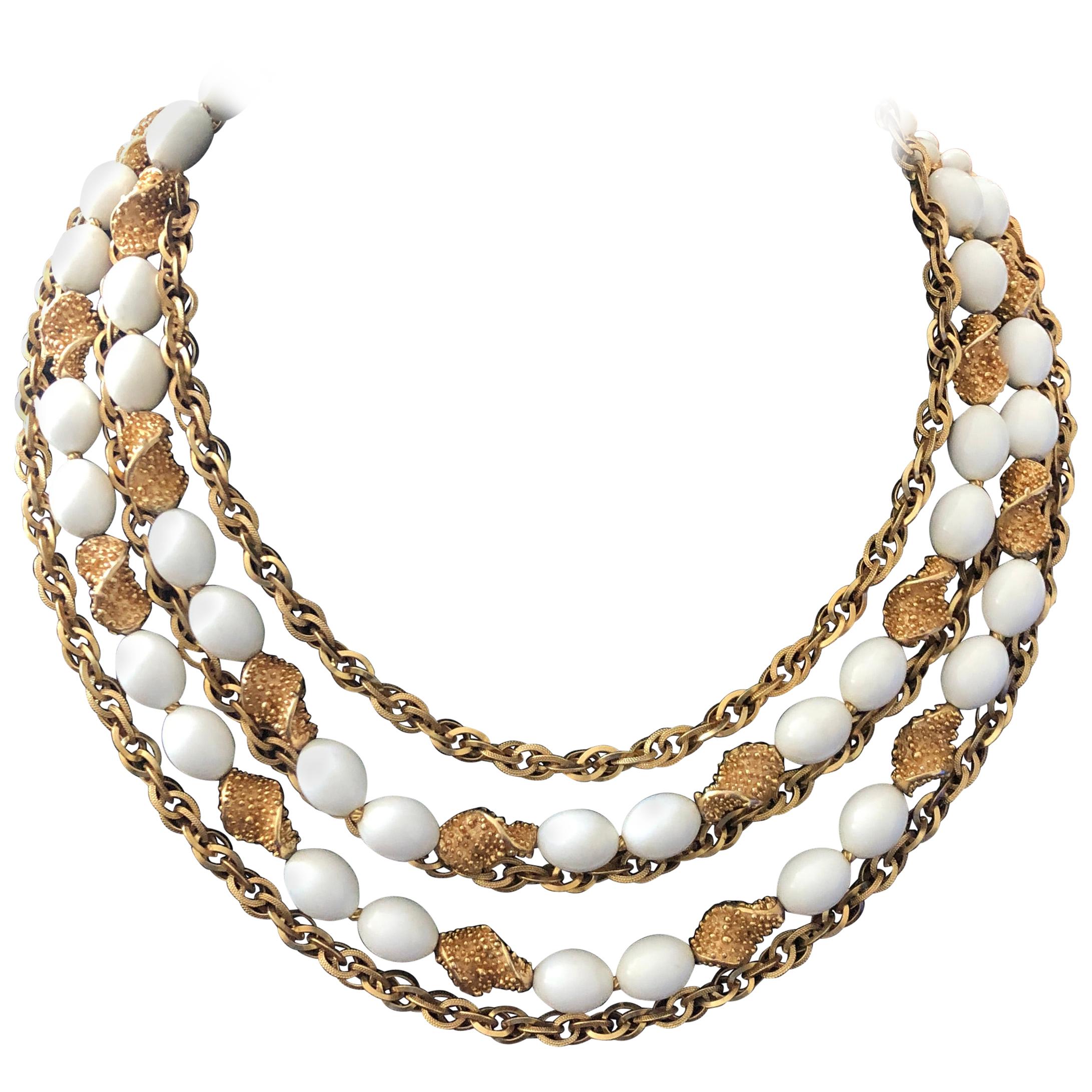 Collana Trifari vintage degli anni '70 in lucite bianca e trifanio in vendita