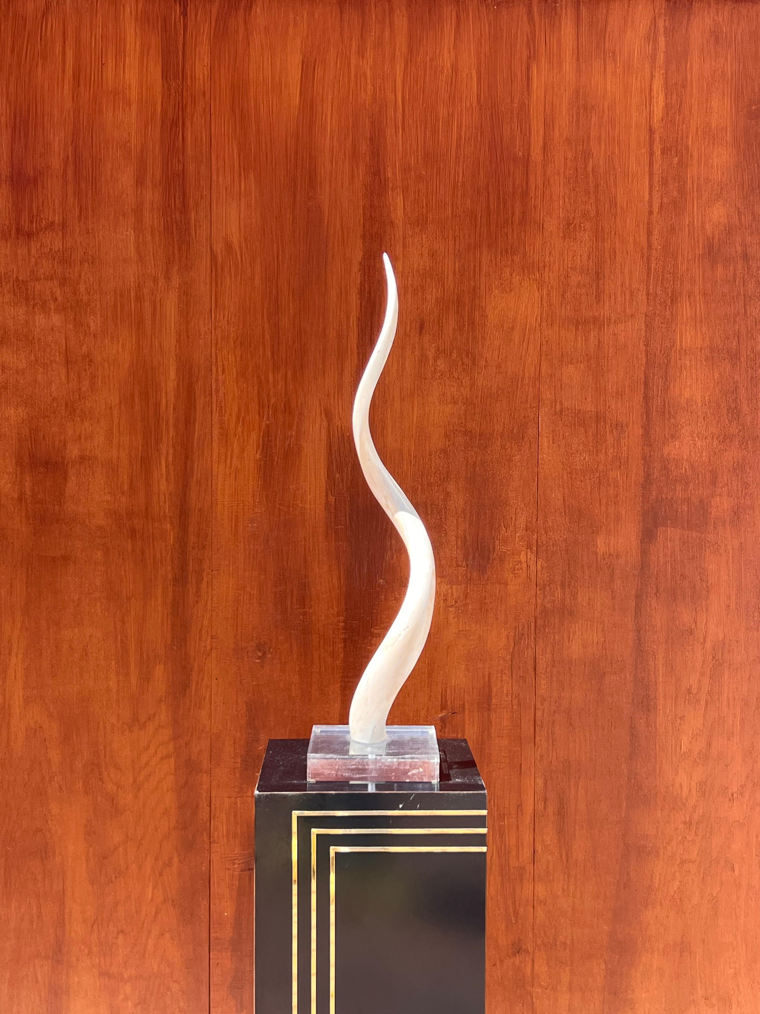 Escultura de colmillo de época sobre zócalo de lucita, siglo XX. en venta 2