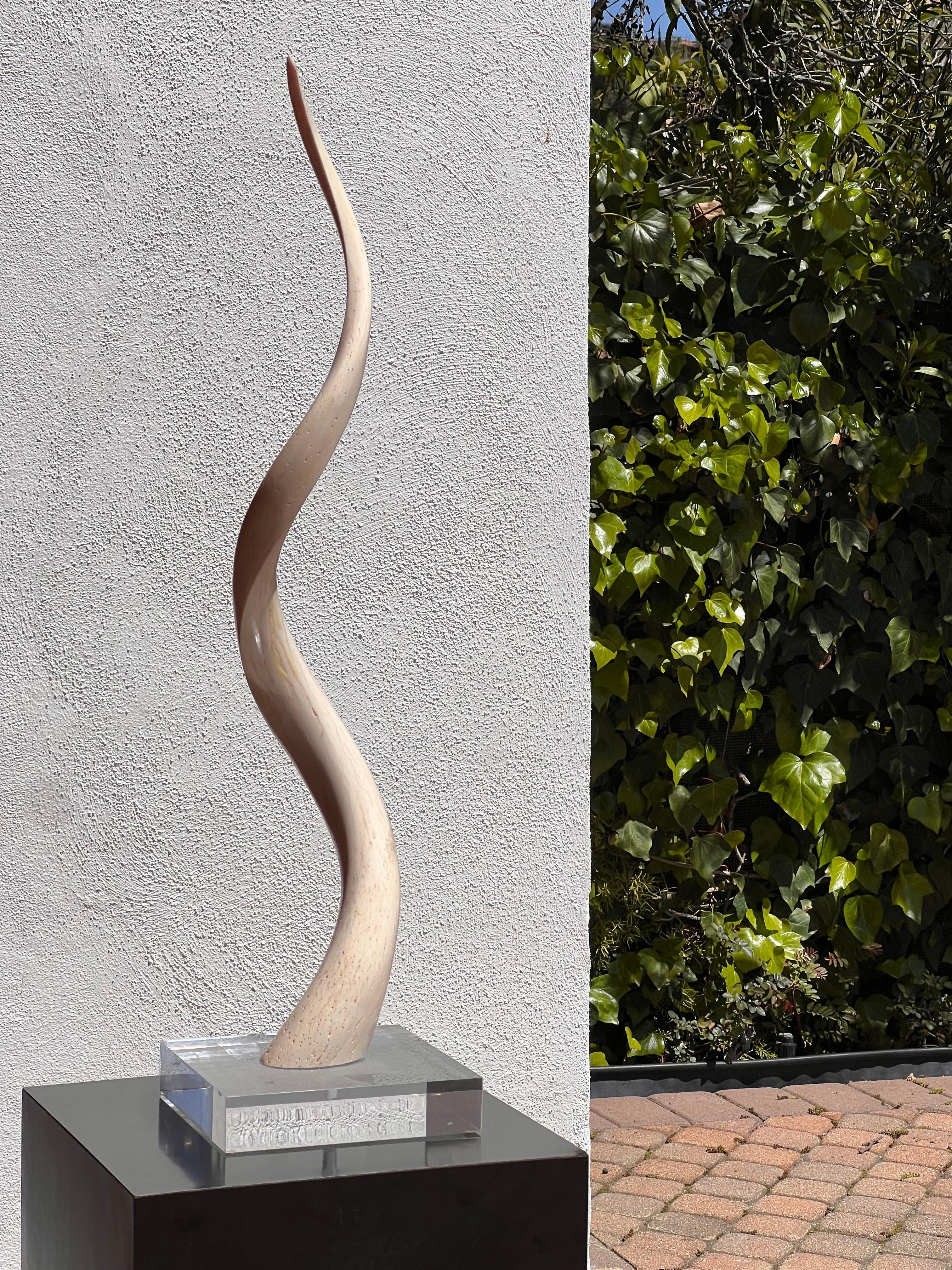 Escultura de colmillo de época sobre zócalo de lucita, siglo XX. en venta 3