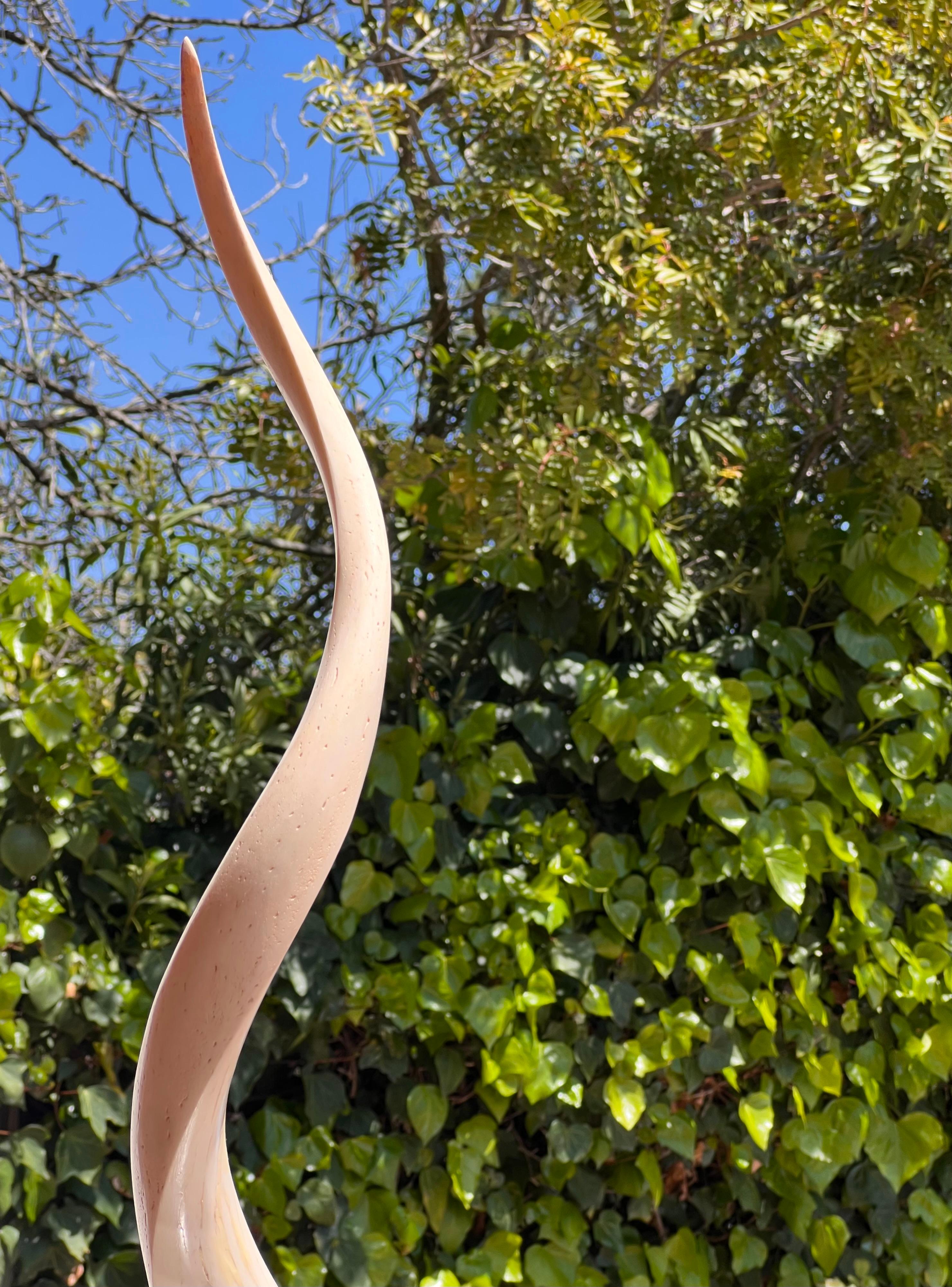 Escultura de colmillo de época sobre zócalo de lucita, siglo XX. en venta 4